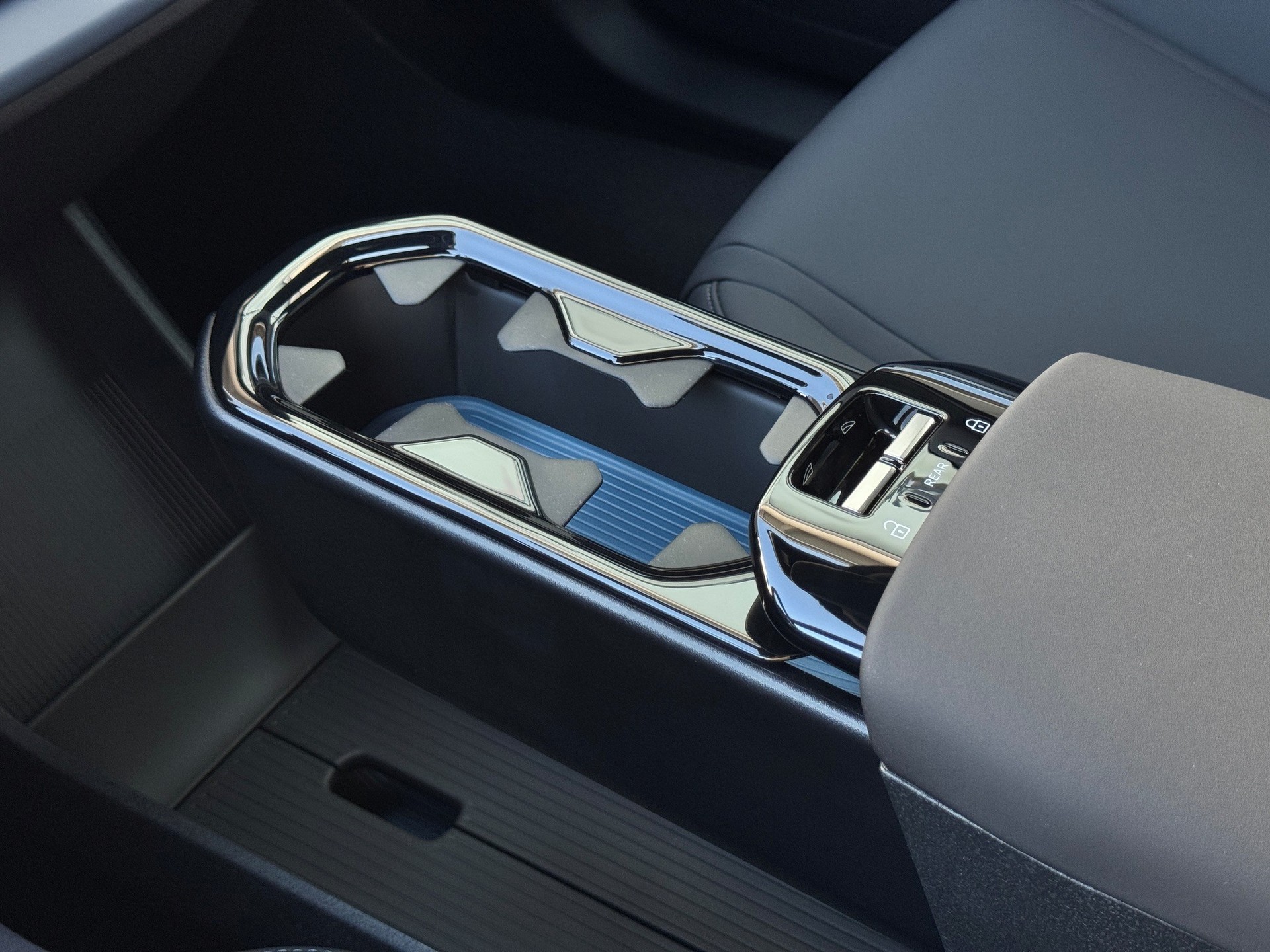 VOLVO EX30 E60 Plus Swiss Black Edition-image-18