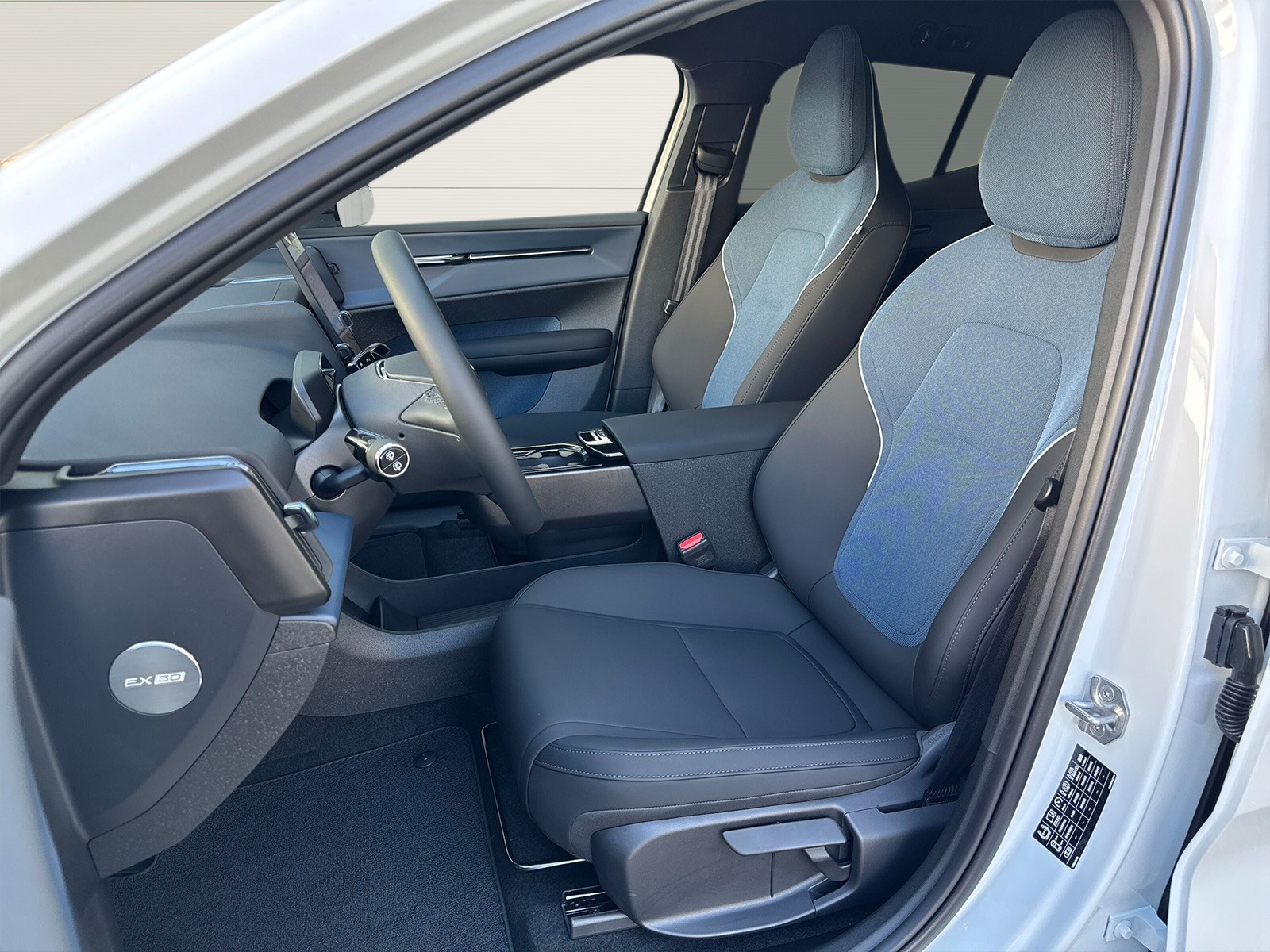 VOLVO EX30 E60 Plus Swiss Black Edition-image-8