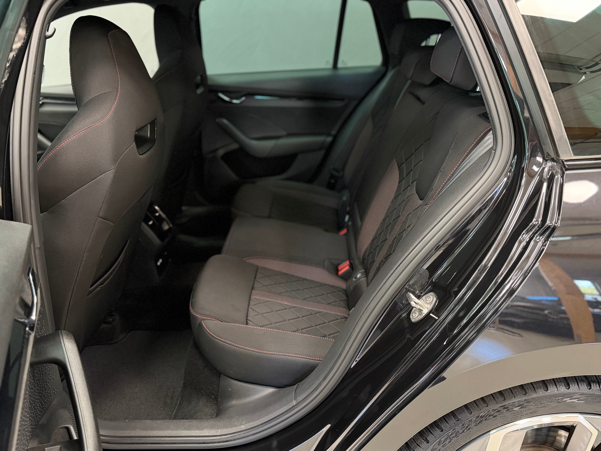 SKODA Octavia Combi 2.0 TDI DSG RS 4x4 °° 2 Jahre / 143'000 KM Garantie °°-image-11