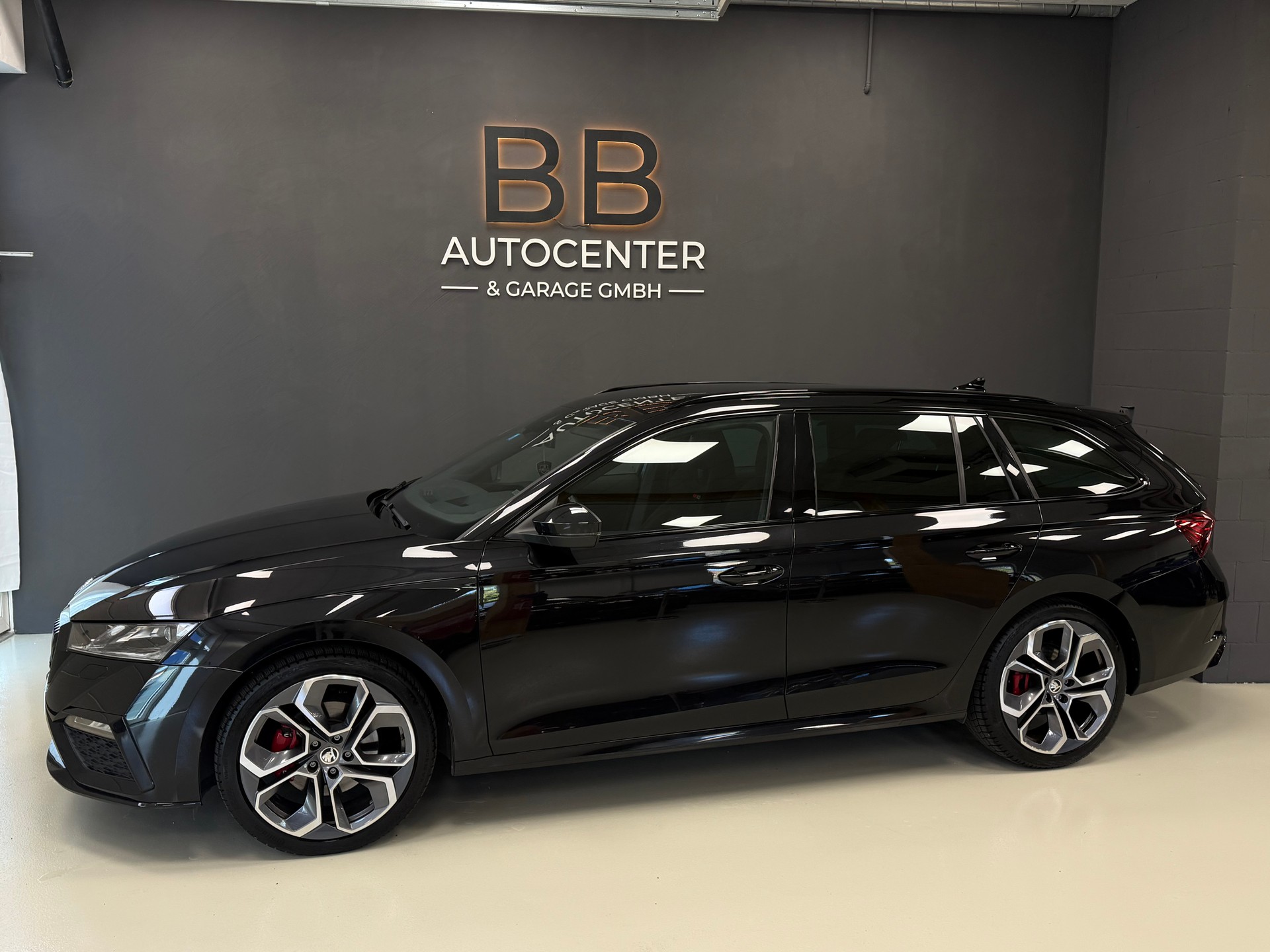 SKODA Octavia Combi 2.0 TDI DSG RS 4x4 °° 2 Jahre / 143'000 KM Garantie °°-image-2