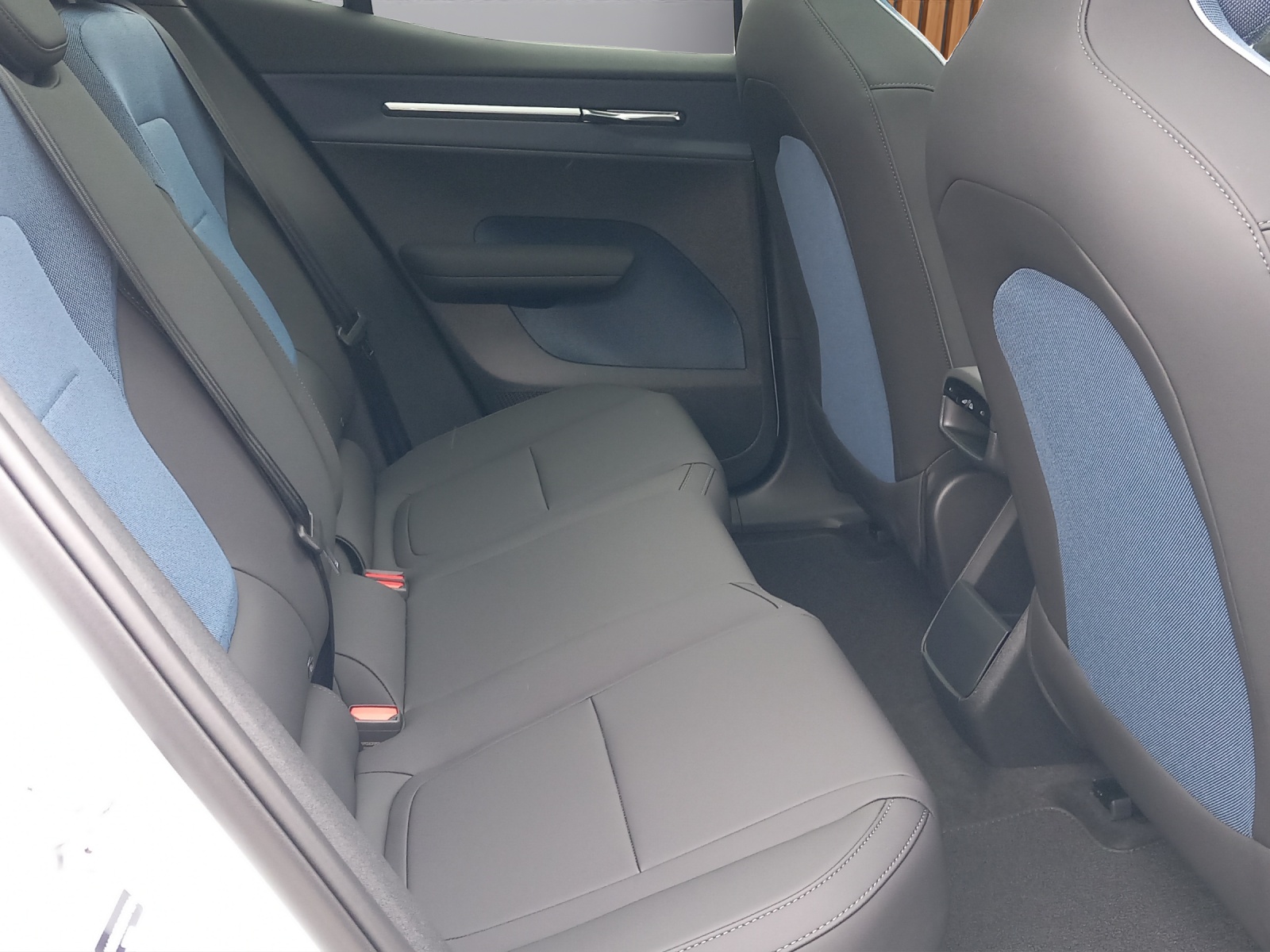 VOLVO EX30 E60 Twin Ultra Performance Sw. Black Ed. AWD-image-10