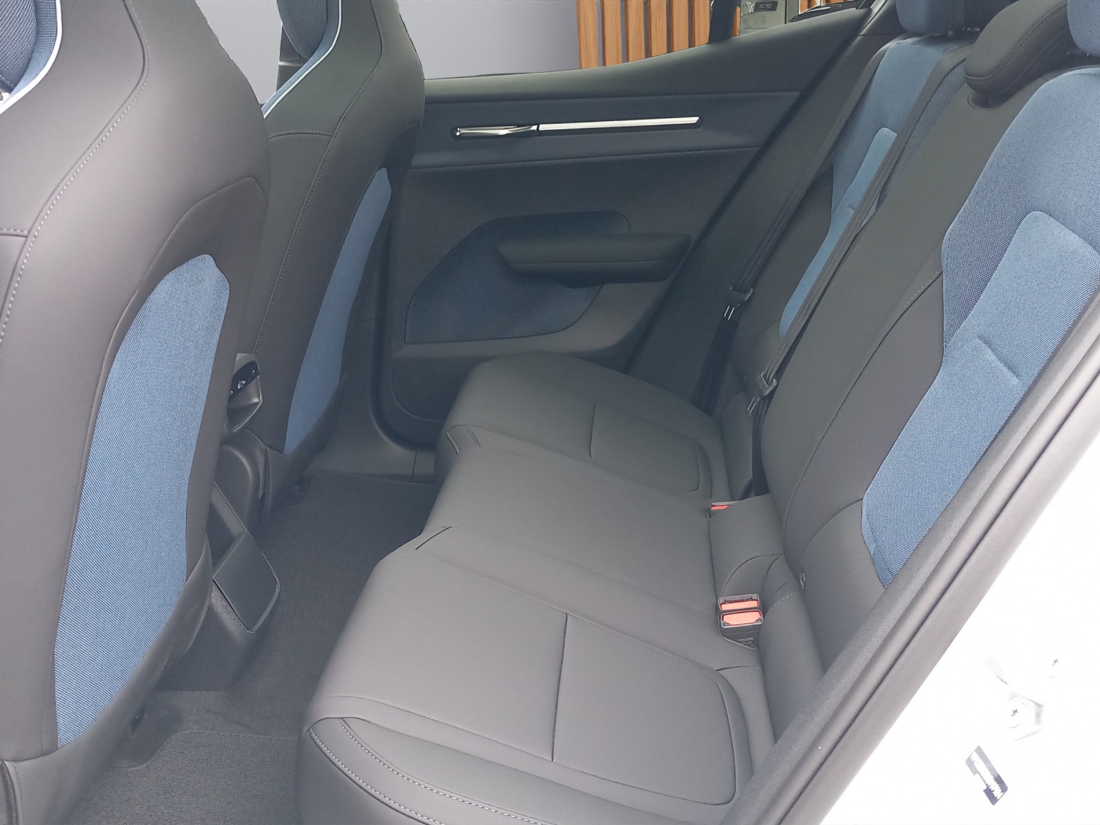 VOLVO EX30 E60 Twin Ultra Performance Sw. Black Ed. AWD-image-8