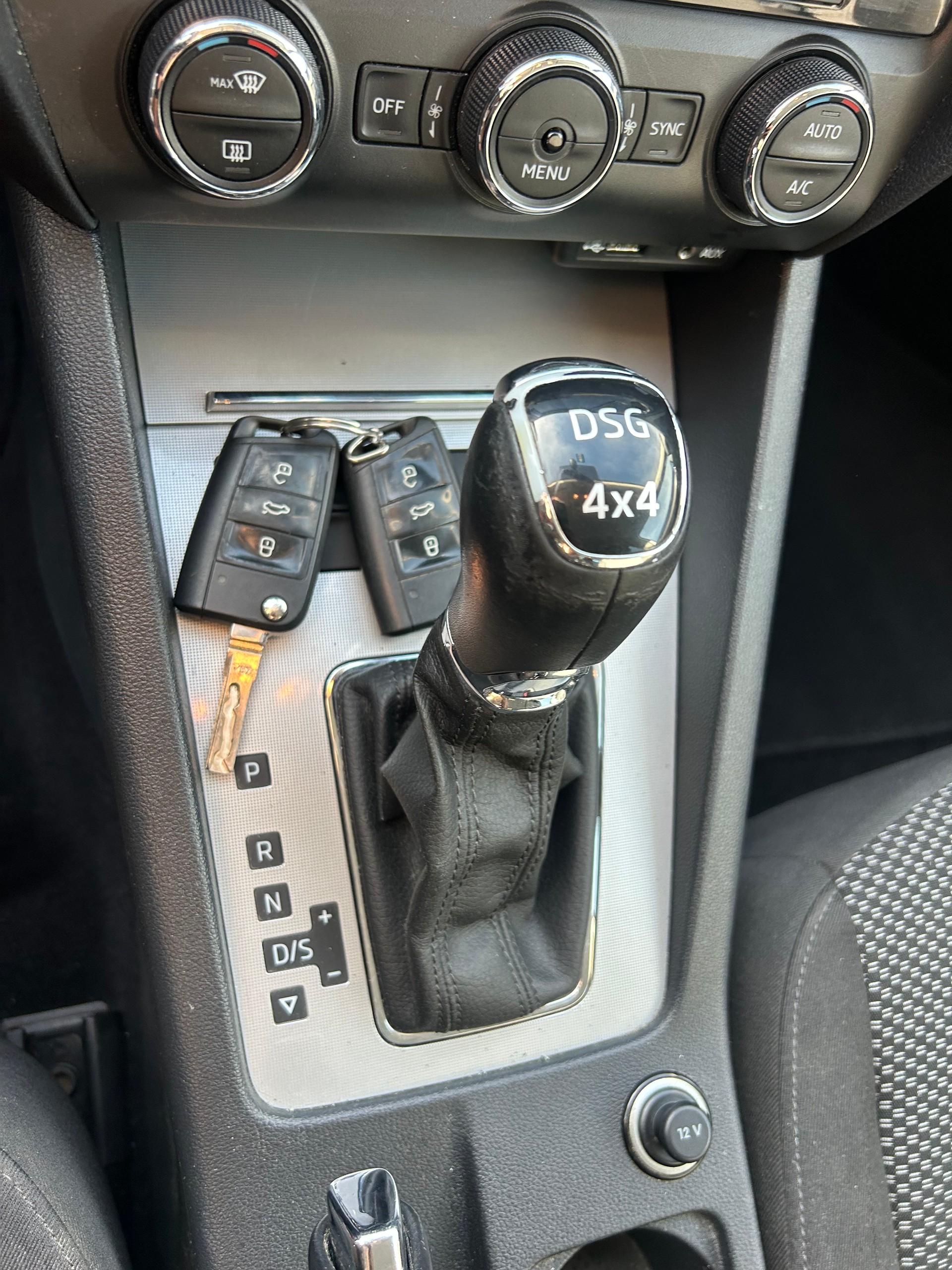 SKODA Octavia Combi 2.0 TDI Swiss Edition 4x4 DSG-image-7