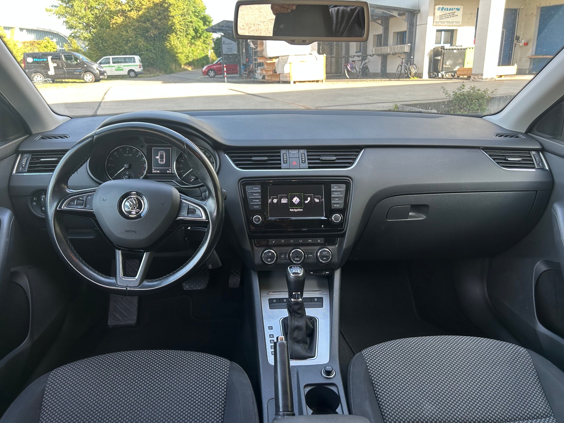 SKODA Octavia Combi 2.0 TDI Swiss Edition 4x4 DSG-image-6