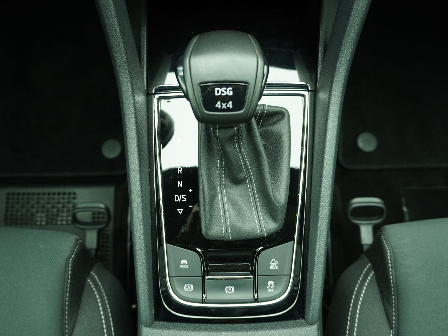 SKODA Karoq 2.0 TDI DSG Sport Line 4x4-image-14