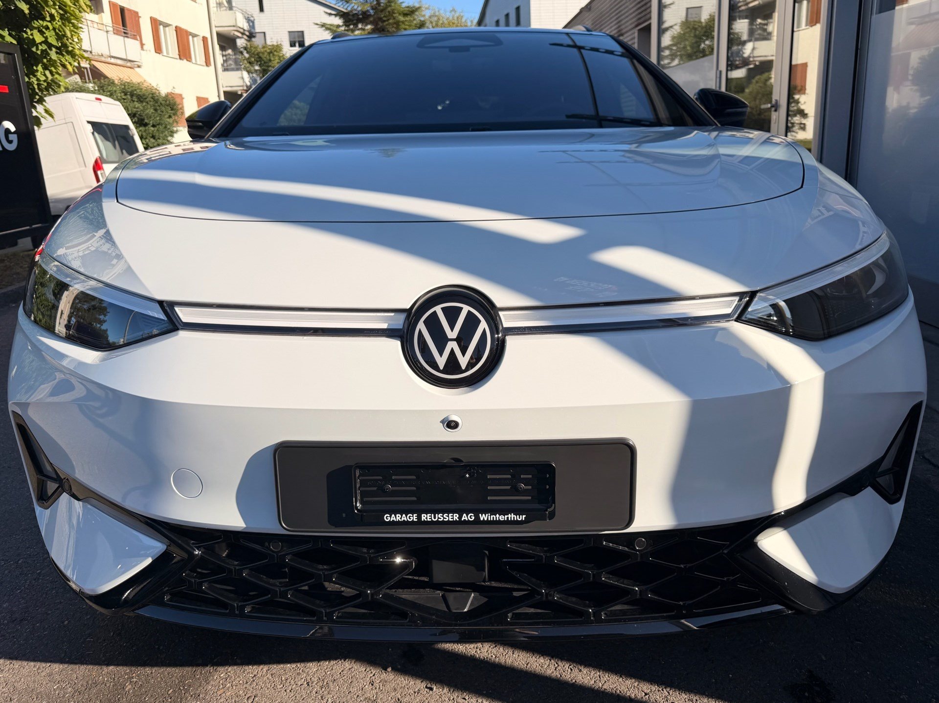 VW ID.7 TOURER GTX 340 PS 4MOTION *** VOLLAUSSTATTUG IN GLETSCHERWEISS ***-image-1