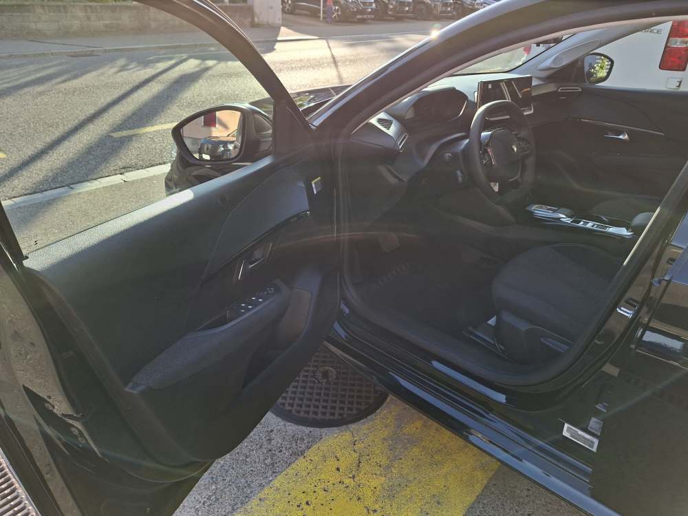 PEUGEOT 208 1.2 Hybrid Business-image-8