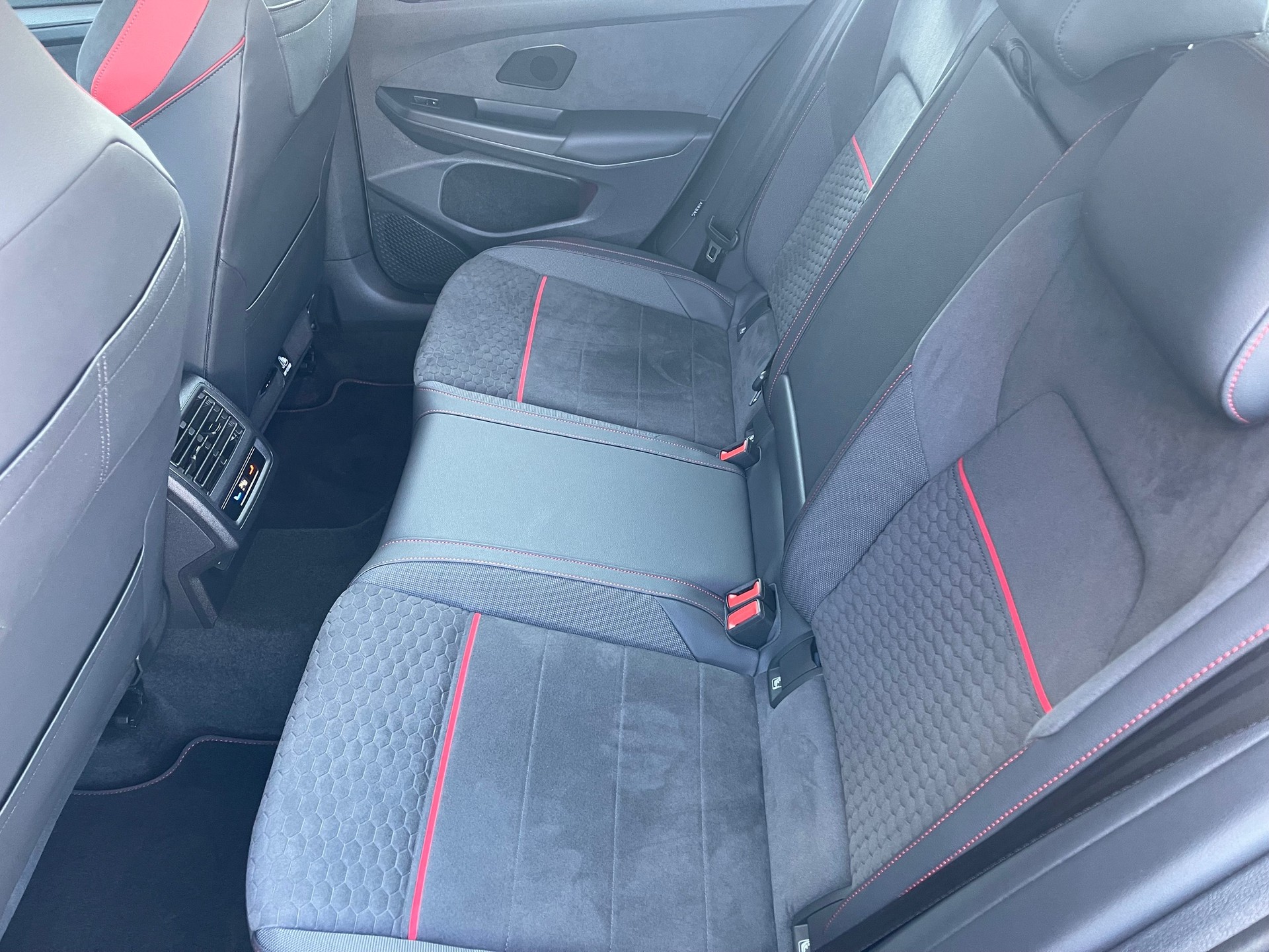 VW Golf 2.0 TSI GTI Clubsport DSG-image-11