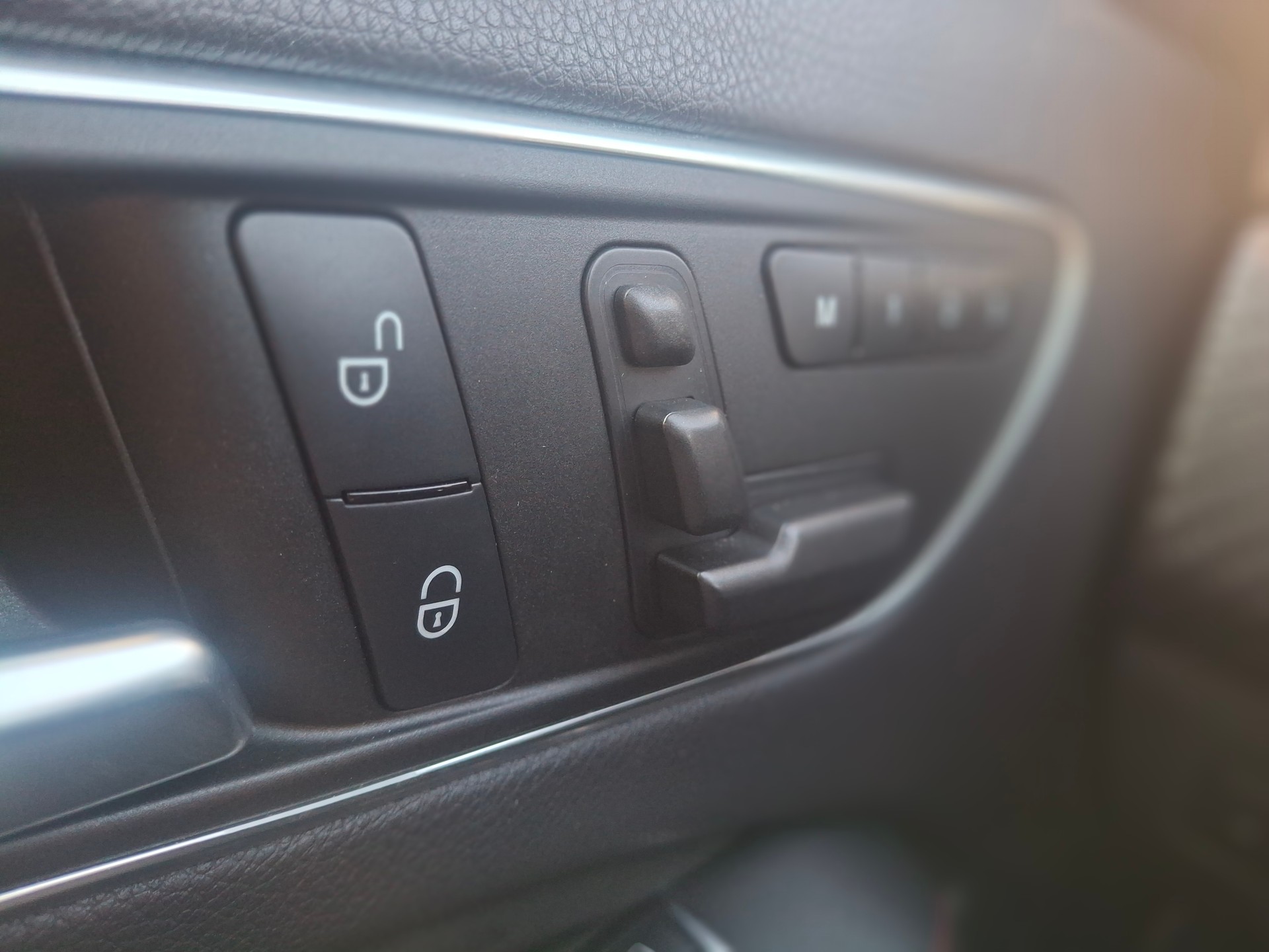 MERCEDES-BENZ A 200 AMG Line 7G-DCT-image-24