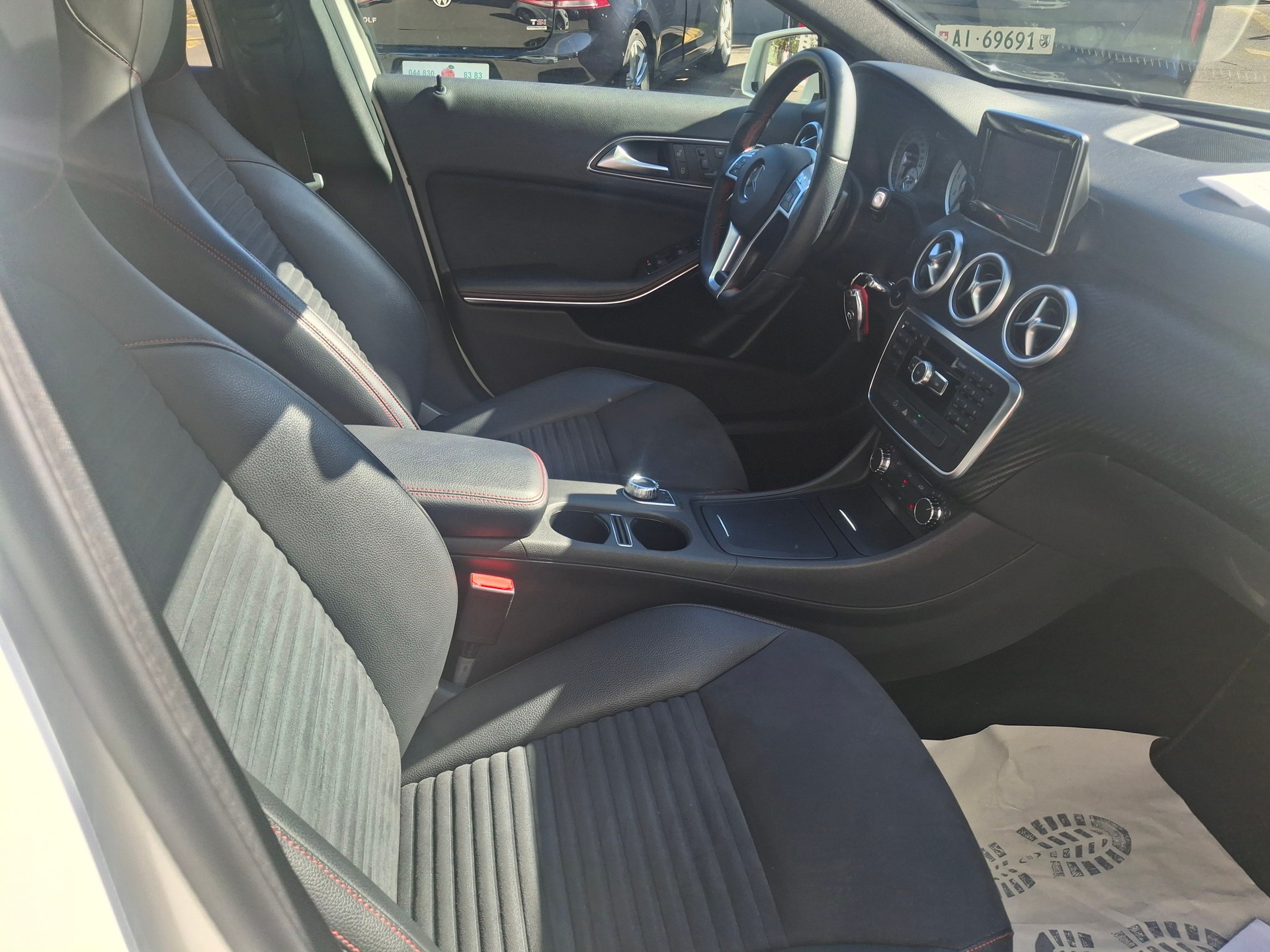 MERCEDES-BENZ A 200 AMG Line 7G-DCT-image-4