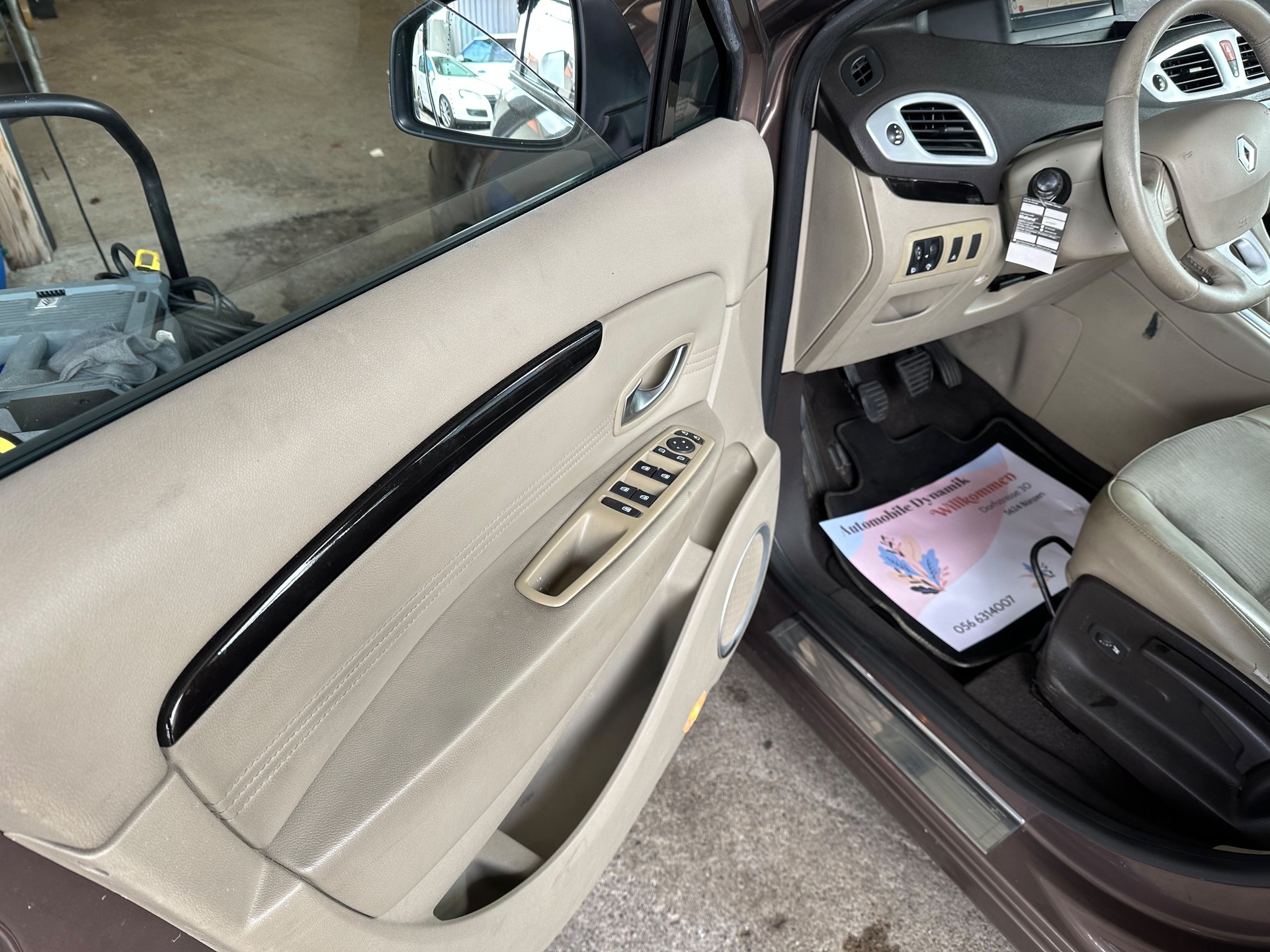 RENAULT Scénic 1.4 16V Turbo Privilège-image-9