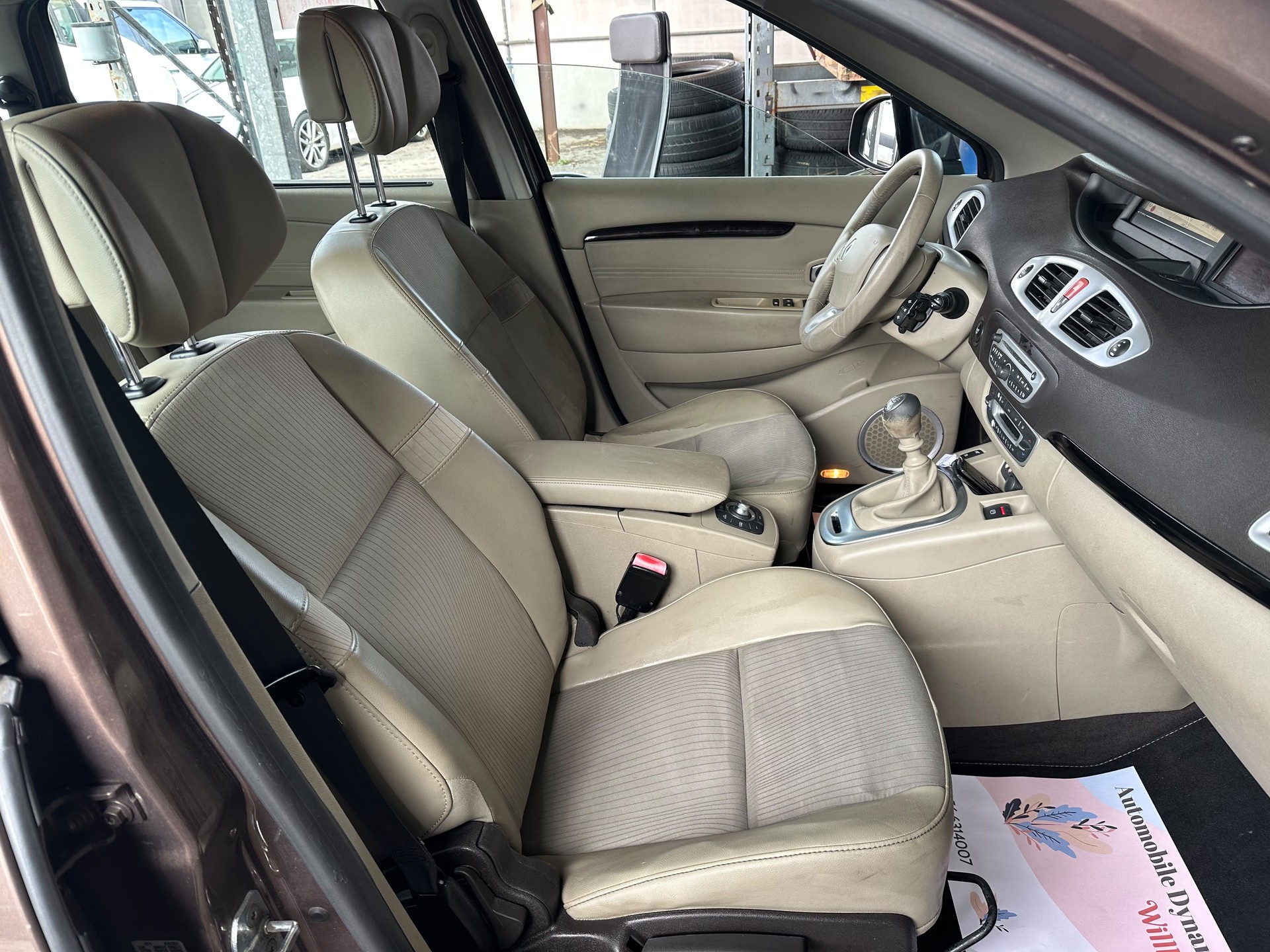 RENAULT Scénic 1.4 16V Turbo Privilège-image-8