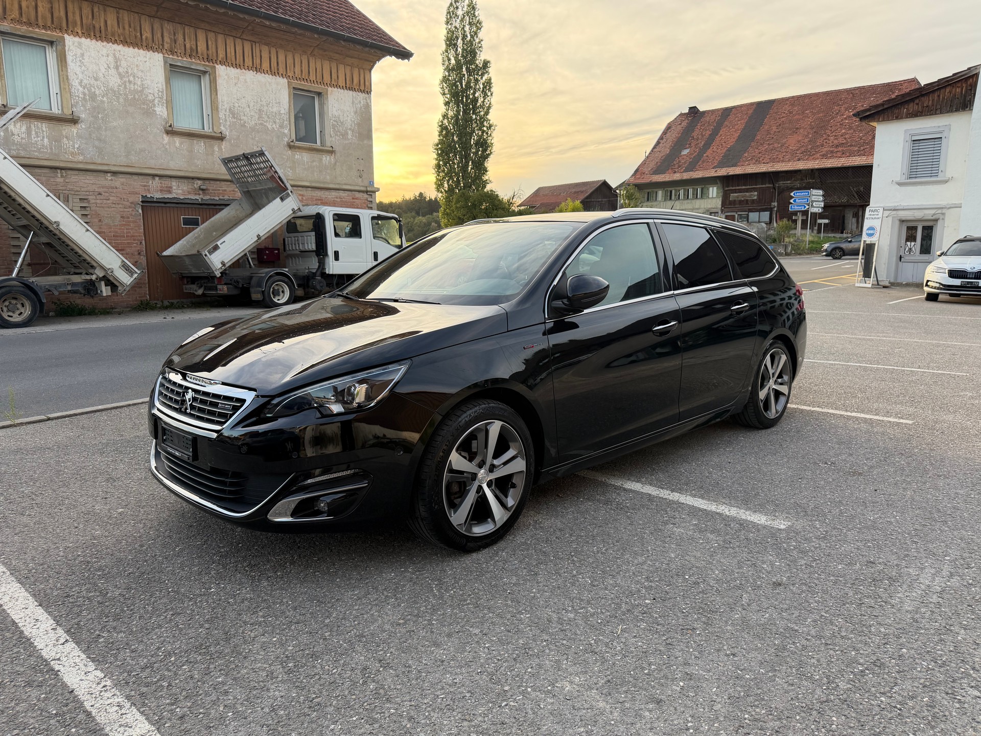PEUGEOT 308 SW 1.2 THP Style Automatic-image-1