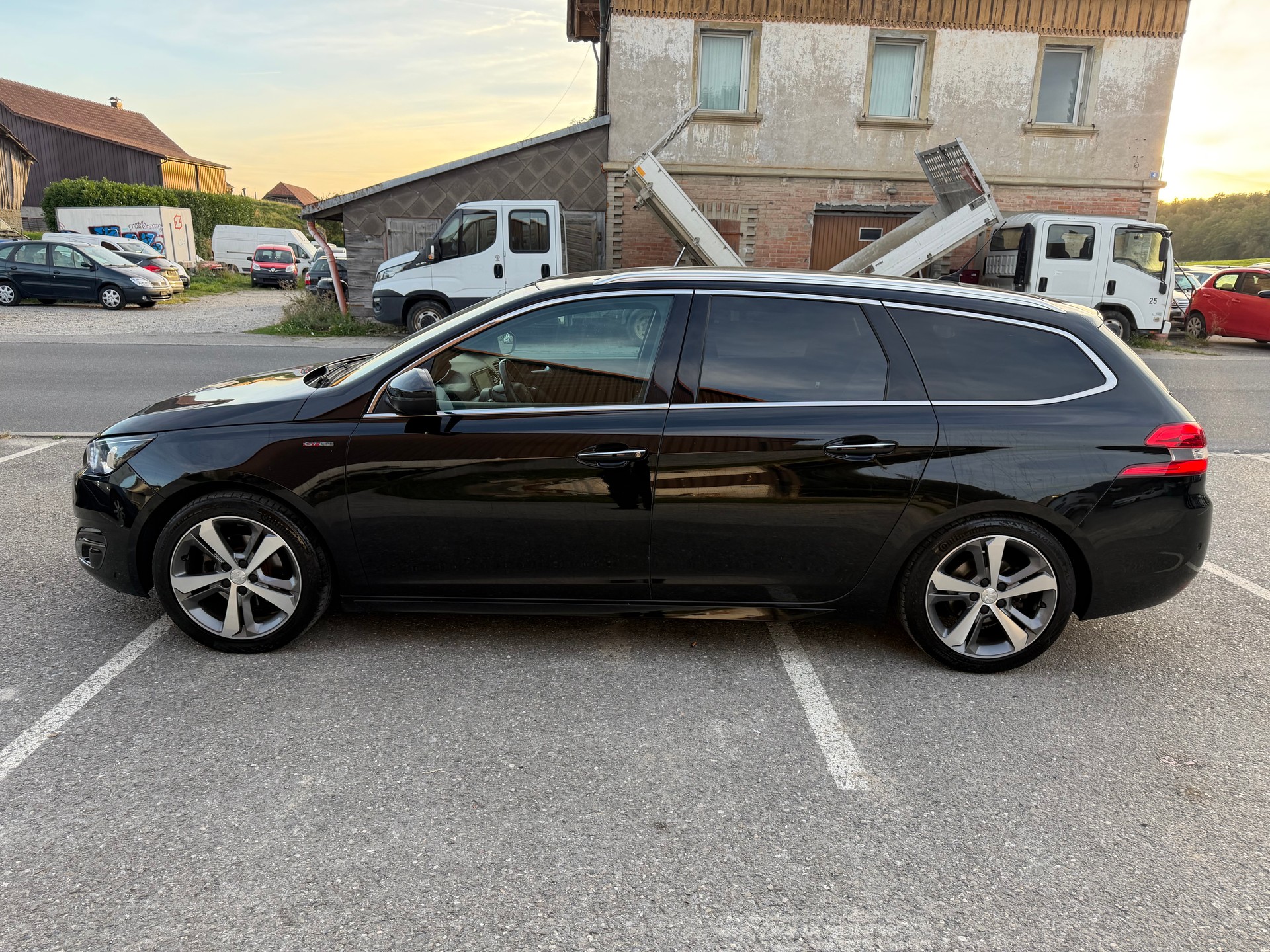 PEUGEOT 308 SW 1.2 THP Style Automatic-image-2