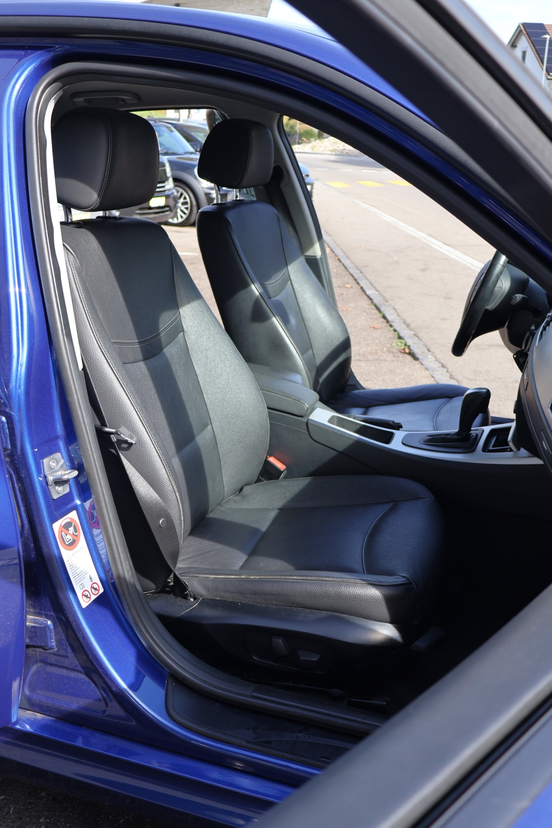 BMW 320d xDrive Dynamic Edition Steptronic-image-12