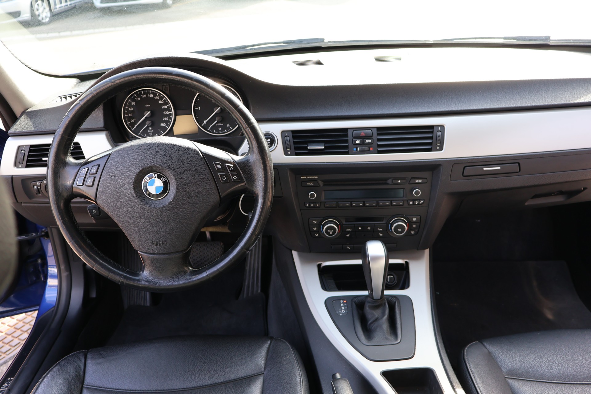 BMW 320d xDrive Dynamic Edition Steptronic-image-14