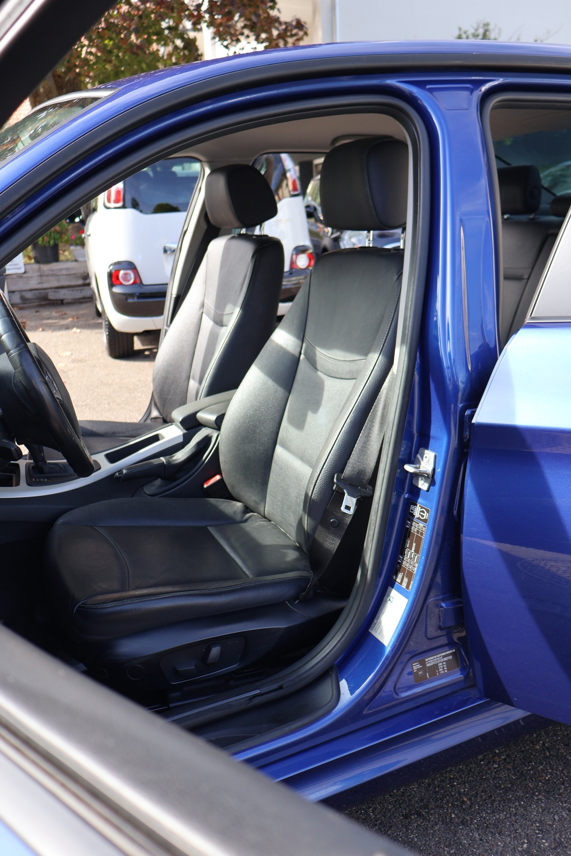 BMW 320d xDrive Dynamic Edition Steptronic-image-10