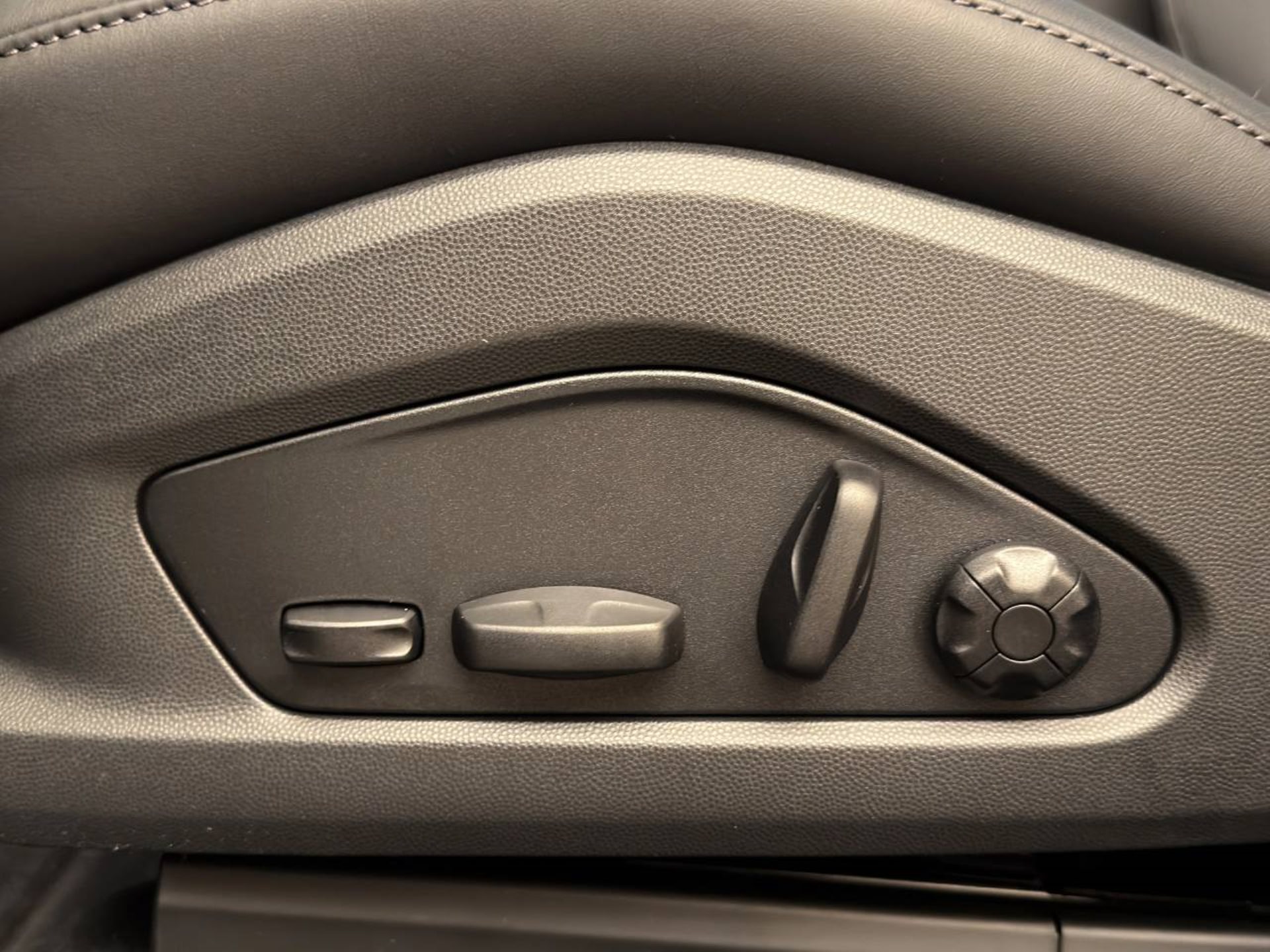 PORSCHE Macan 4S-image-23