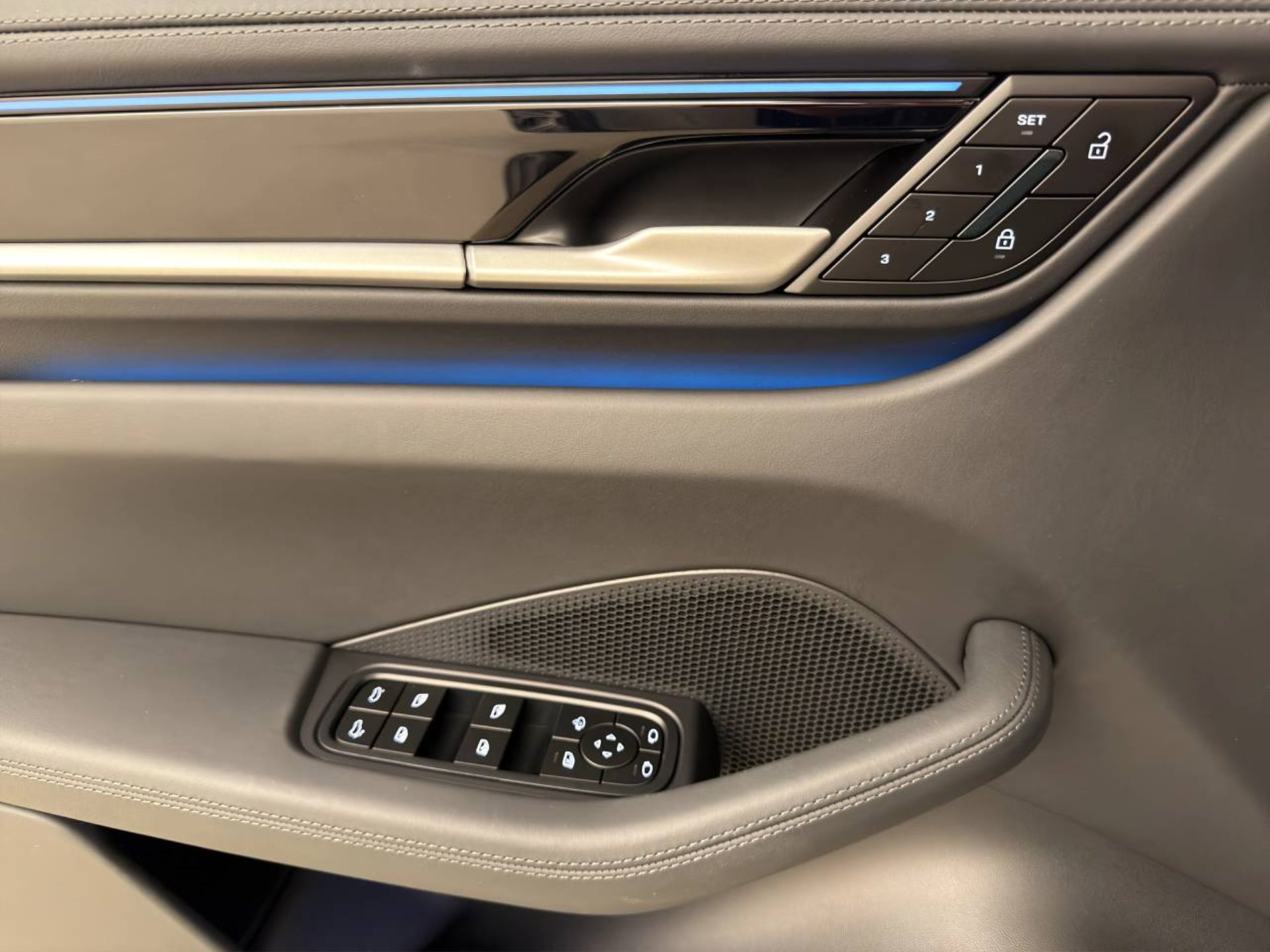 PORSCHE Macan 4S-image-18