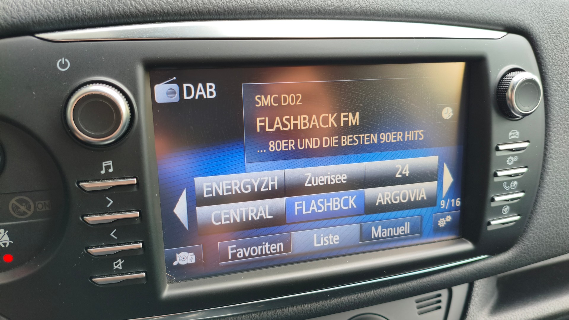 TOYOTA Yaris 1.5 VVT-i Hybrid Style e-CVT-image-14