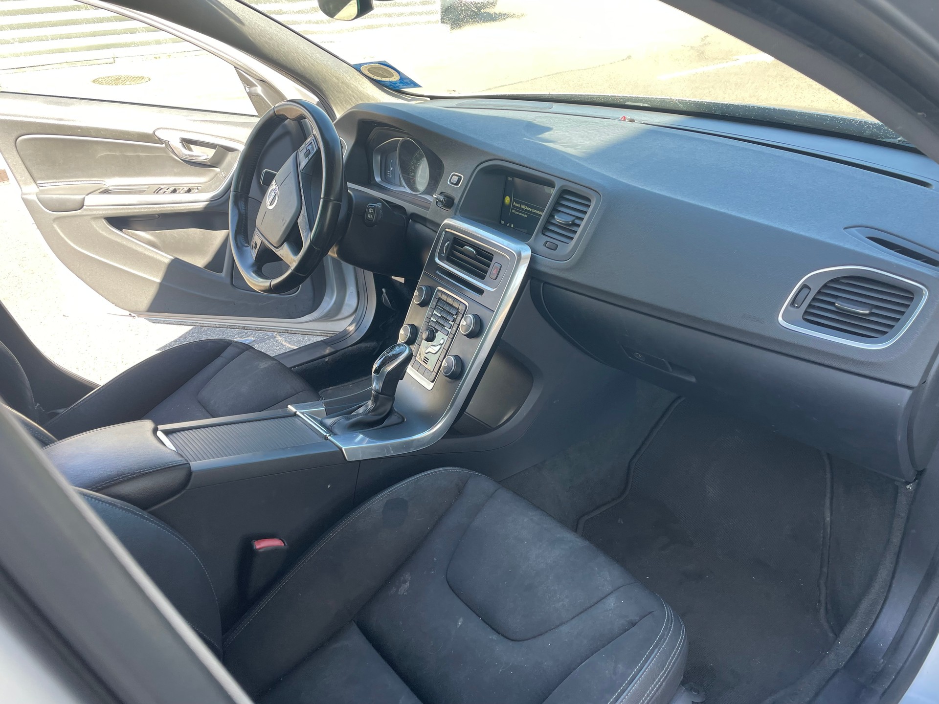 VOLVO V60 D4 Momentum Geartronic-image-15