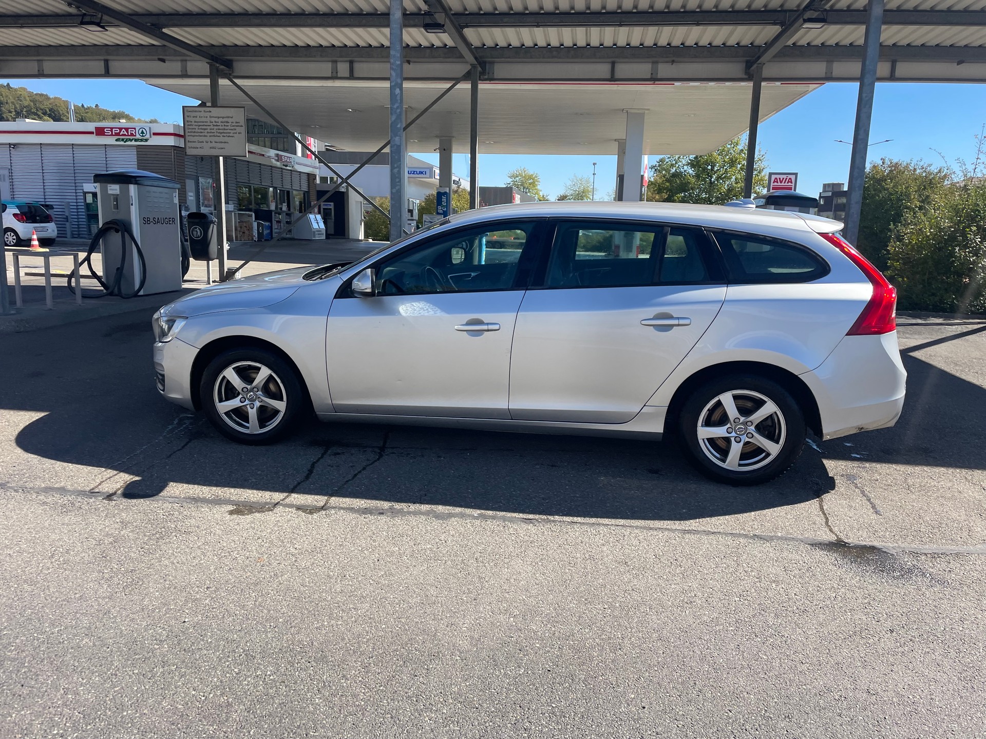 VOLVO V60 D4 Momentum Geartronic-image-4