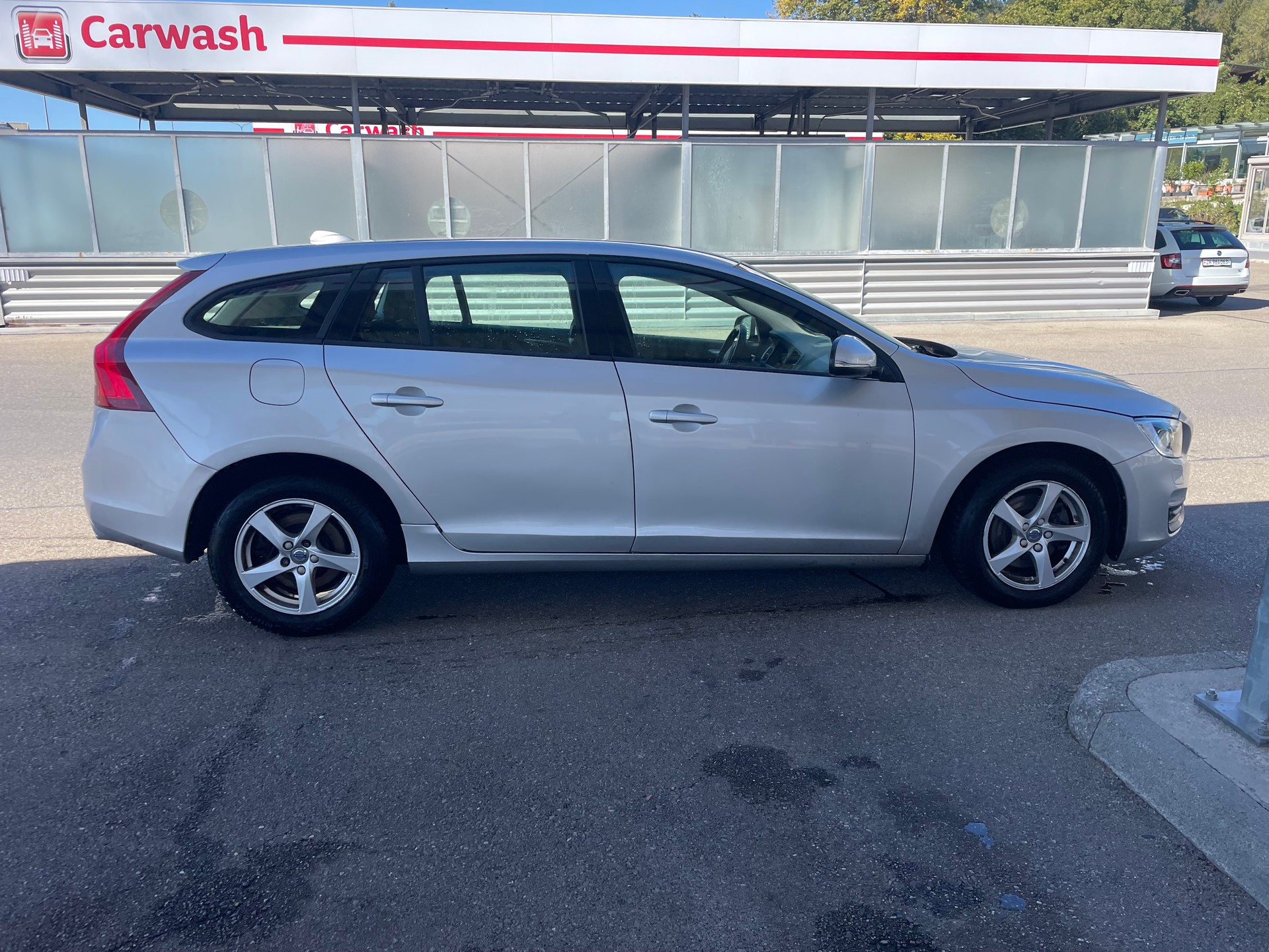VOLVO V60 D4 Momentum Geartronic-image-8