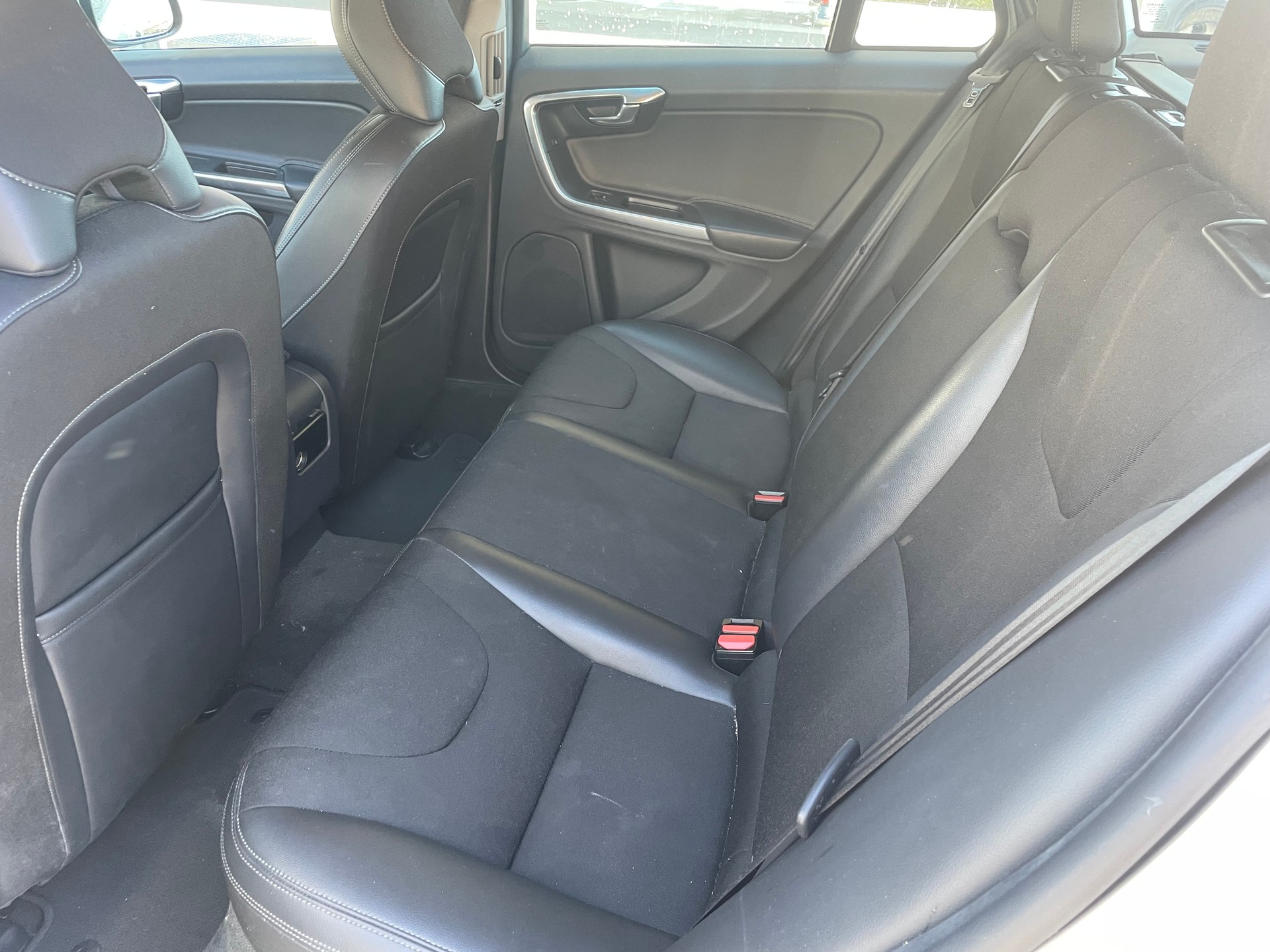 VOLVO V60 D4 Momentum Geartronic-image-13