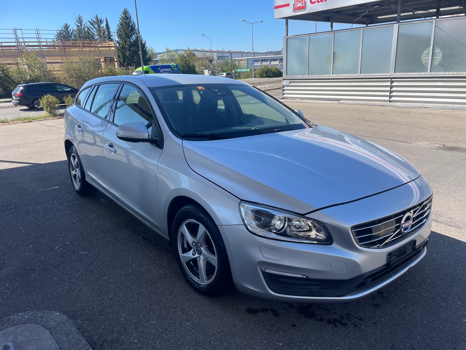 VOLVO V60 D4 Momentum Geartronic-image-1