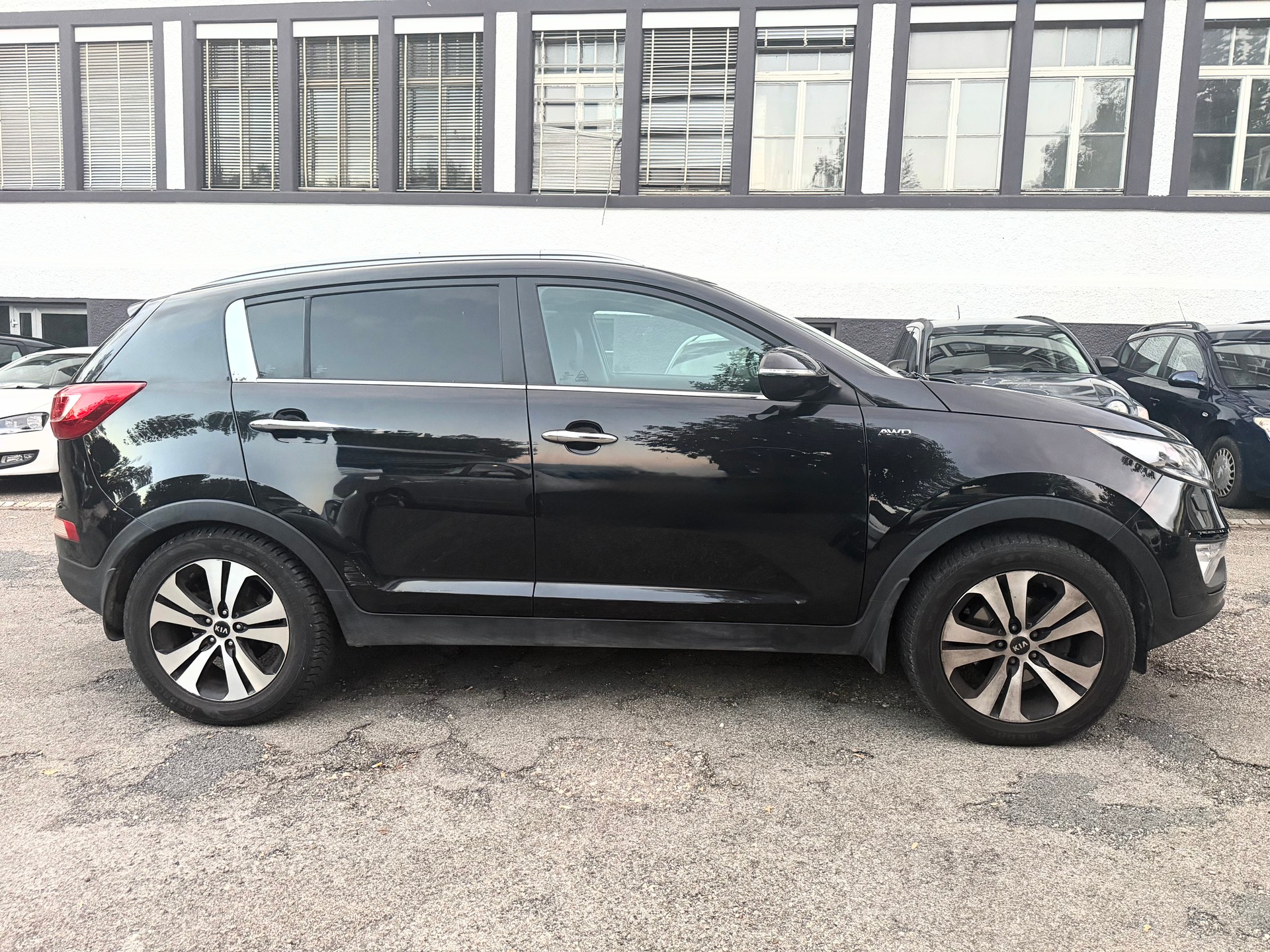 KIA Sportage 2.0 CRDi Trend 4WD Automatic-image-3