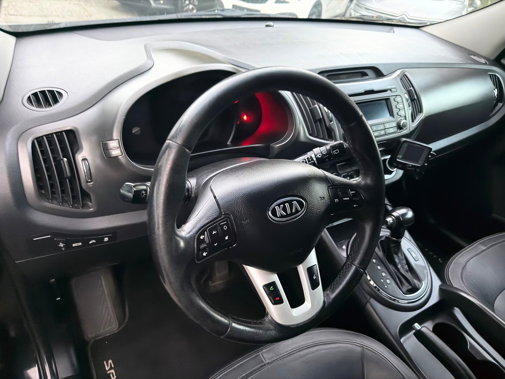 KIA Sportage 2.0 CRDi Trend 4WD Automatic-image-12