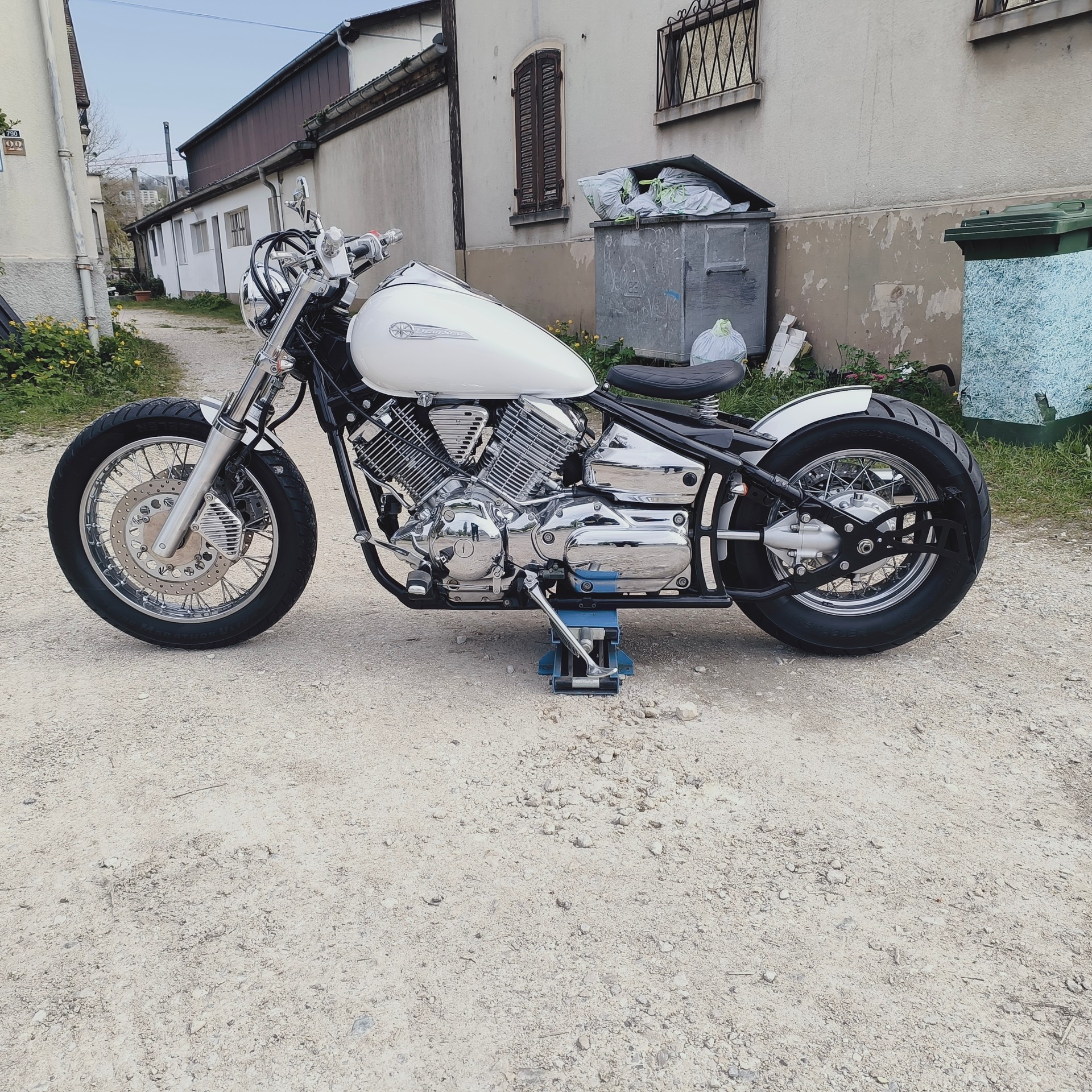 YAMAHA XVS 1100 Drag Star-image-1