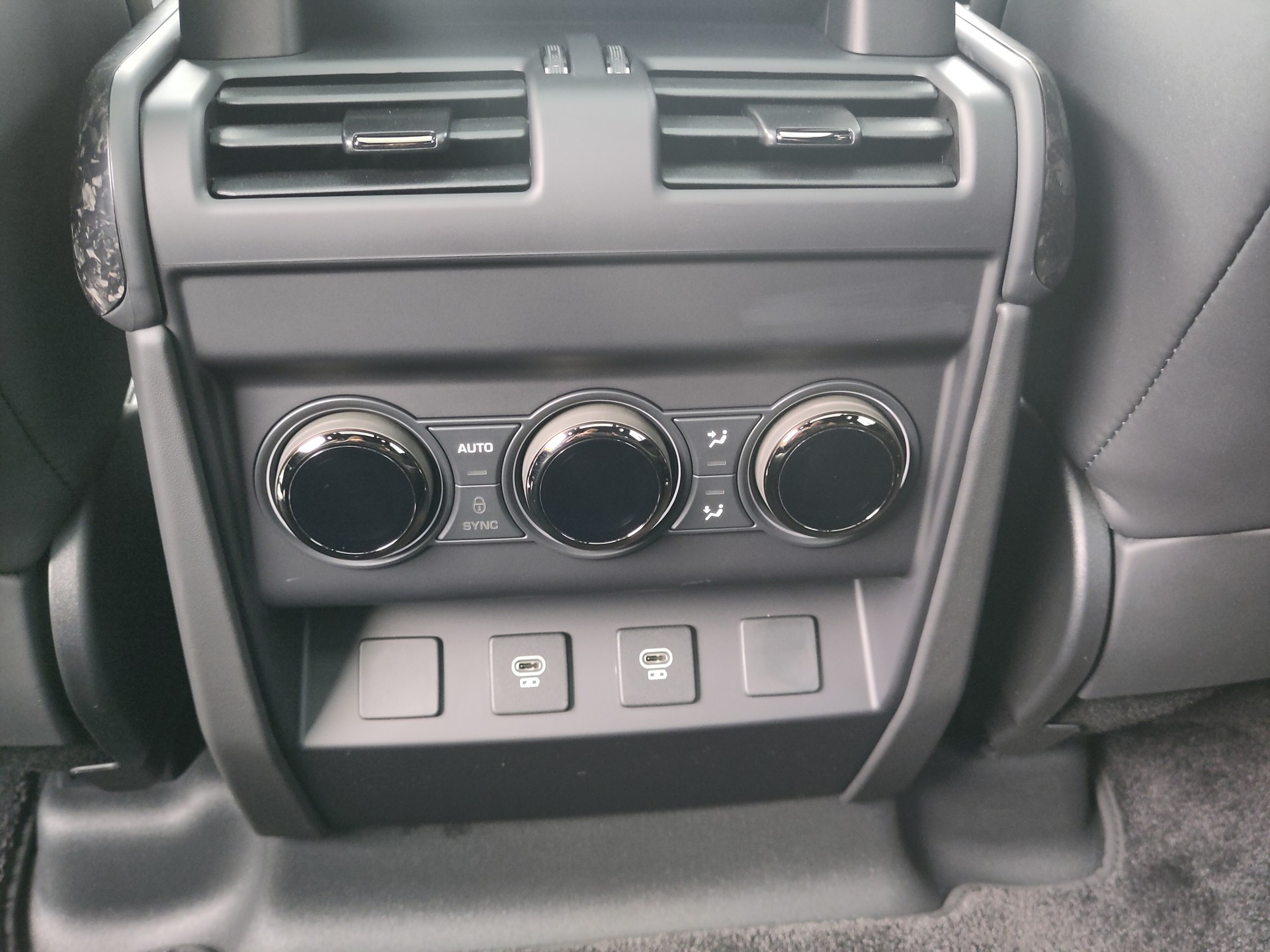 LAND ROVER Defender 110 635 V8 4.4 Octa Edition One AT8-image-16