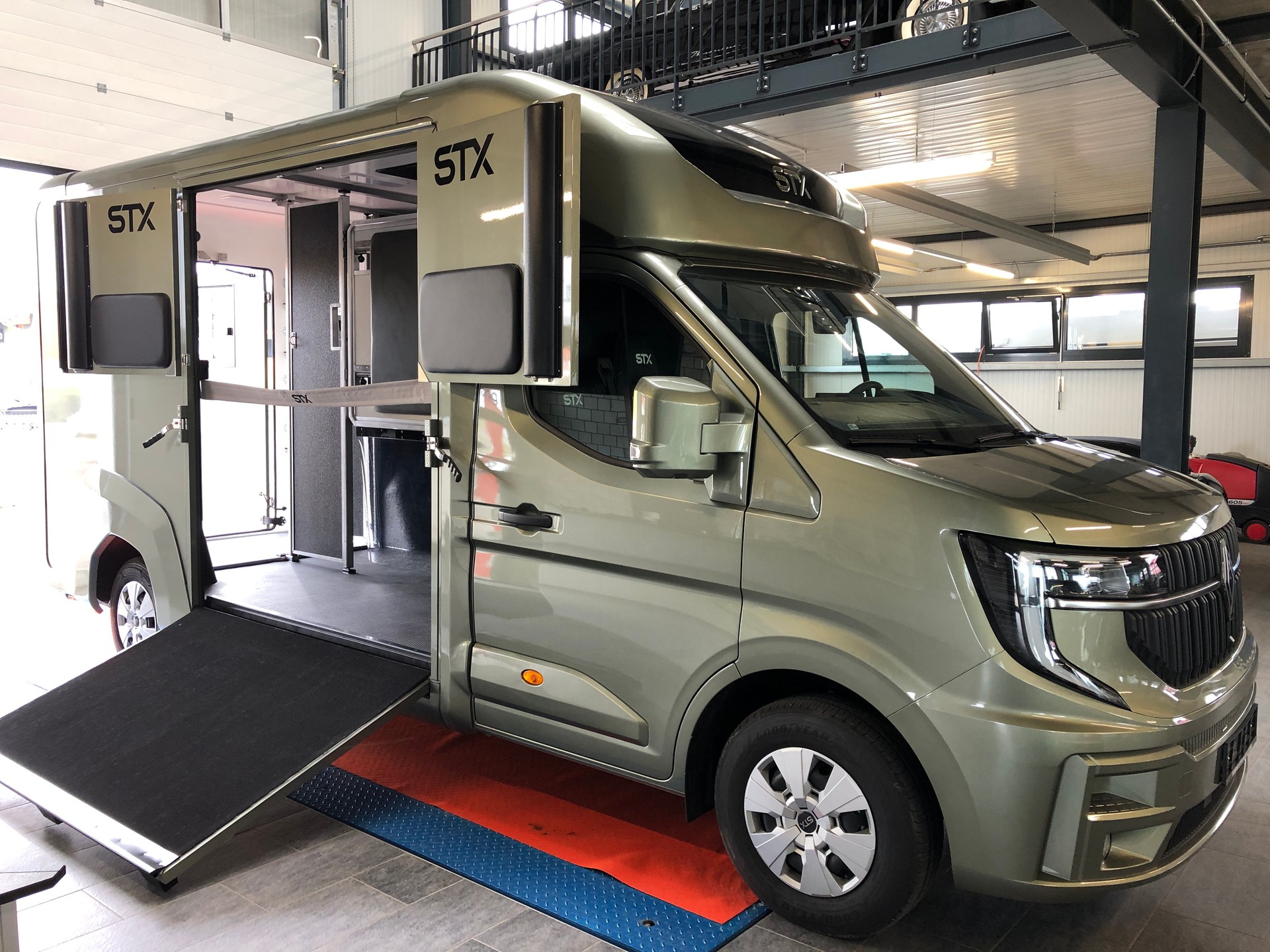 RENAULT STX NEW MODEL 2025 HARAS Pferdetransporter