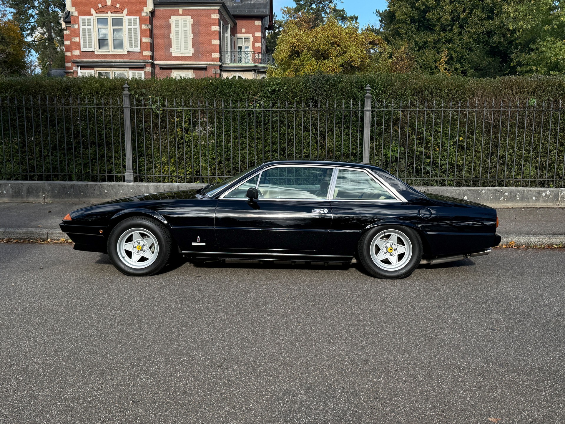 FERRARI 400 Automatic-showroom-element-2
