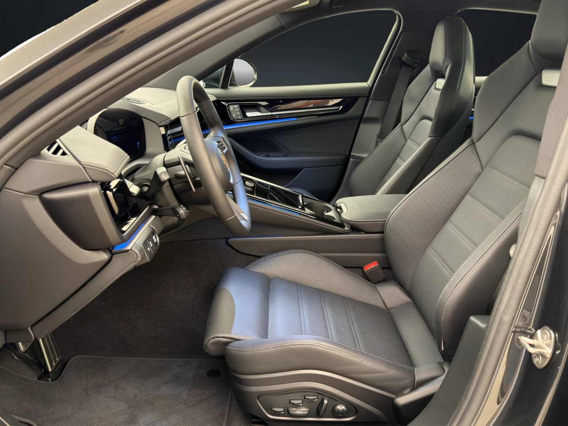 PORSCHE Panamera 4S E-Hybrid-image-4