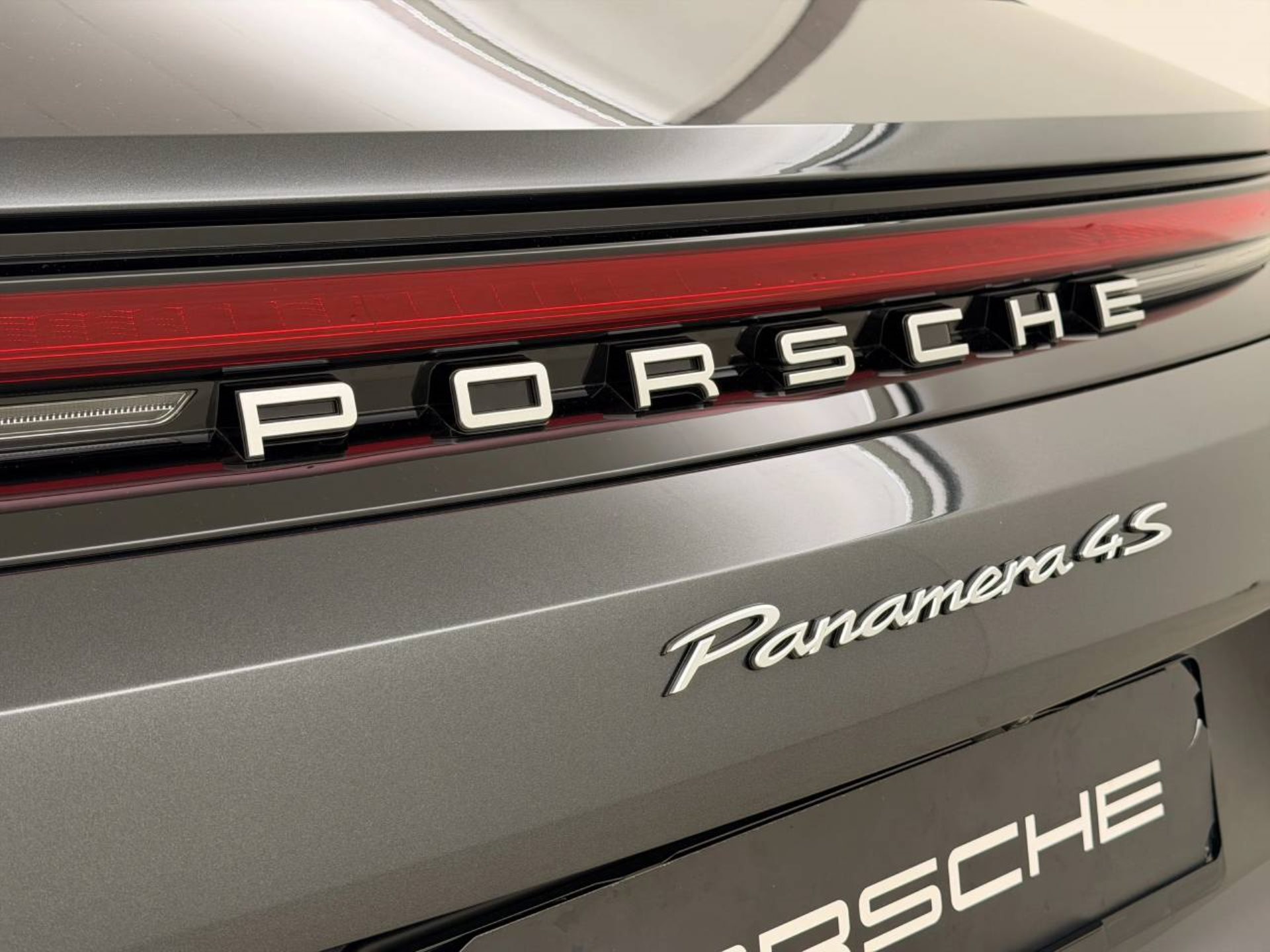 PORSCHE Panamera 4S E-Hybrid-image-12