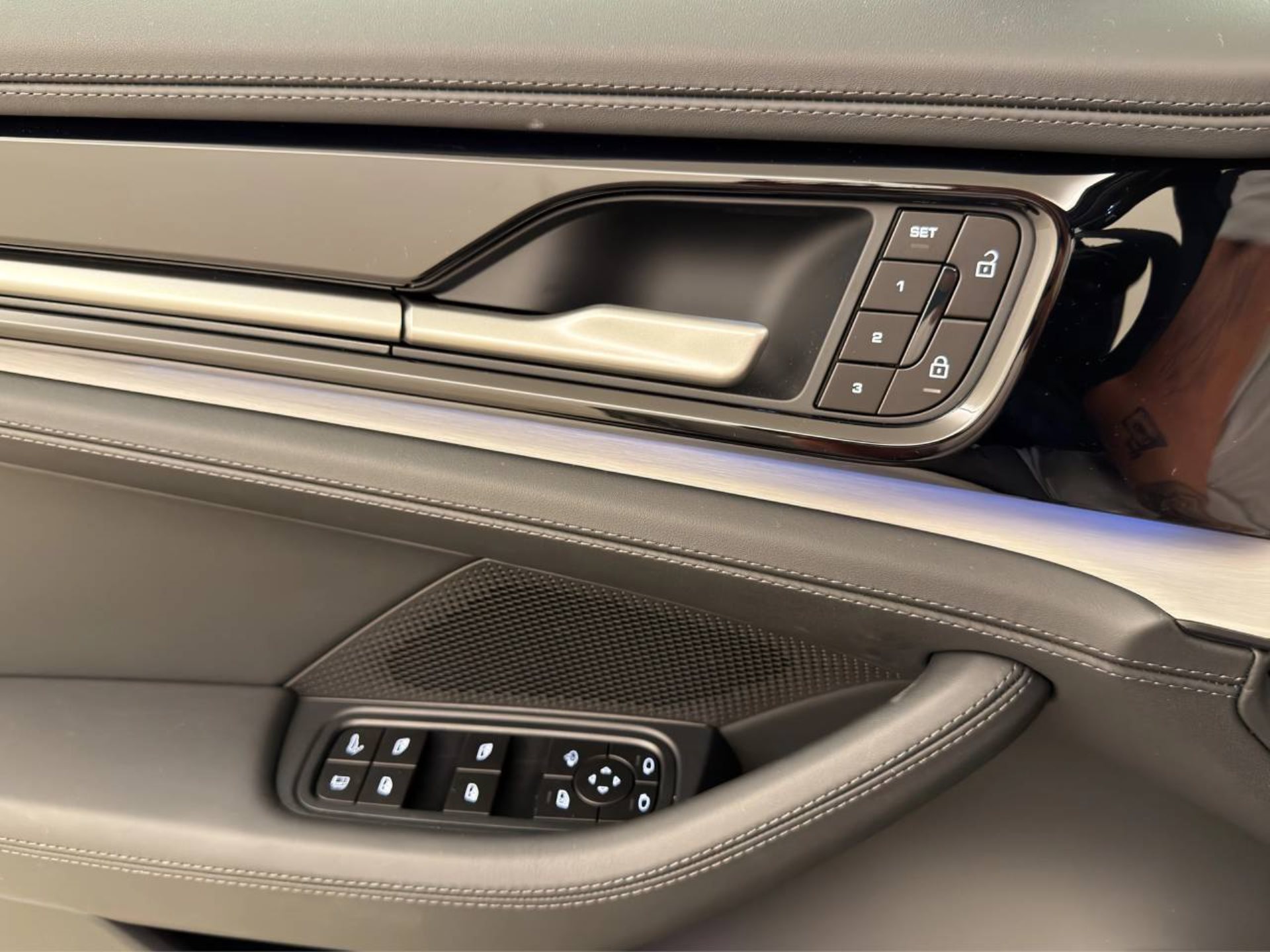 PORSCHE Panamera 4S E-Hybrid-image-24
