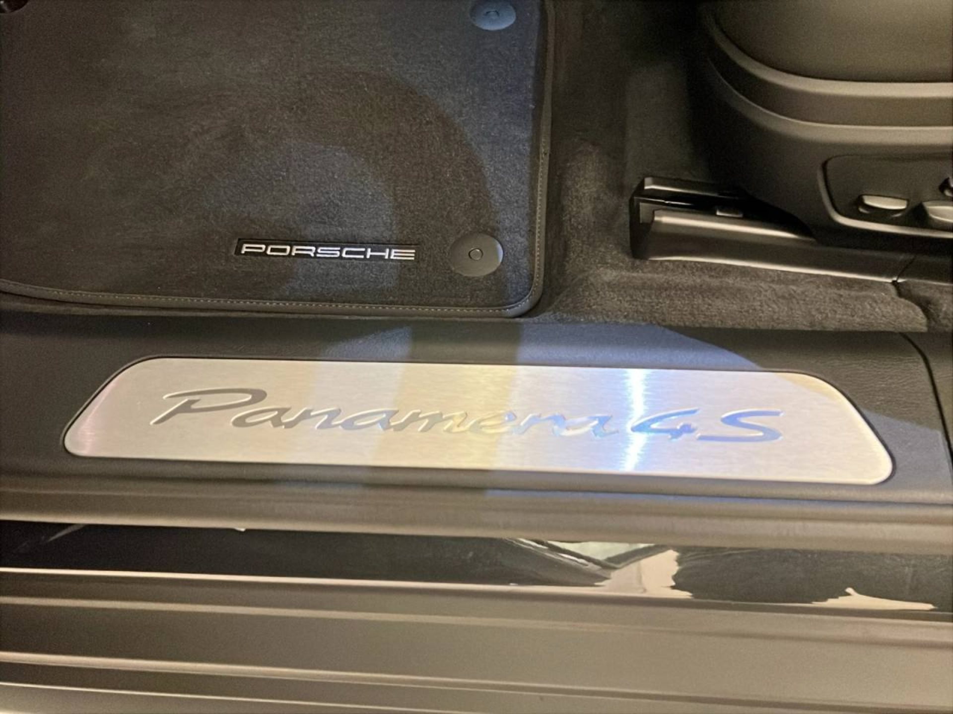 PORSCHE Panamera 4S E-Hybrid-image-13