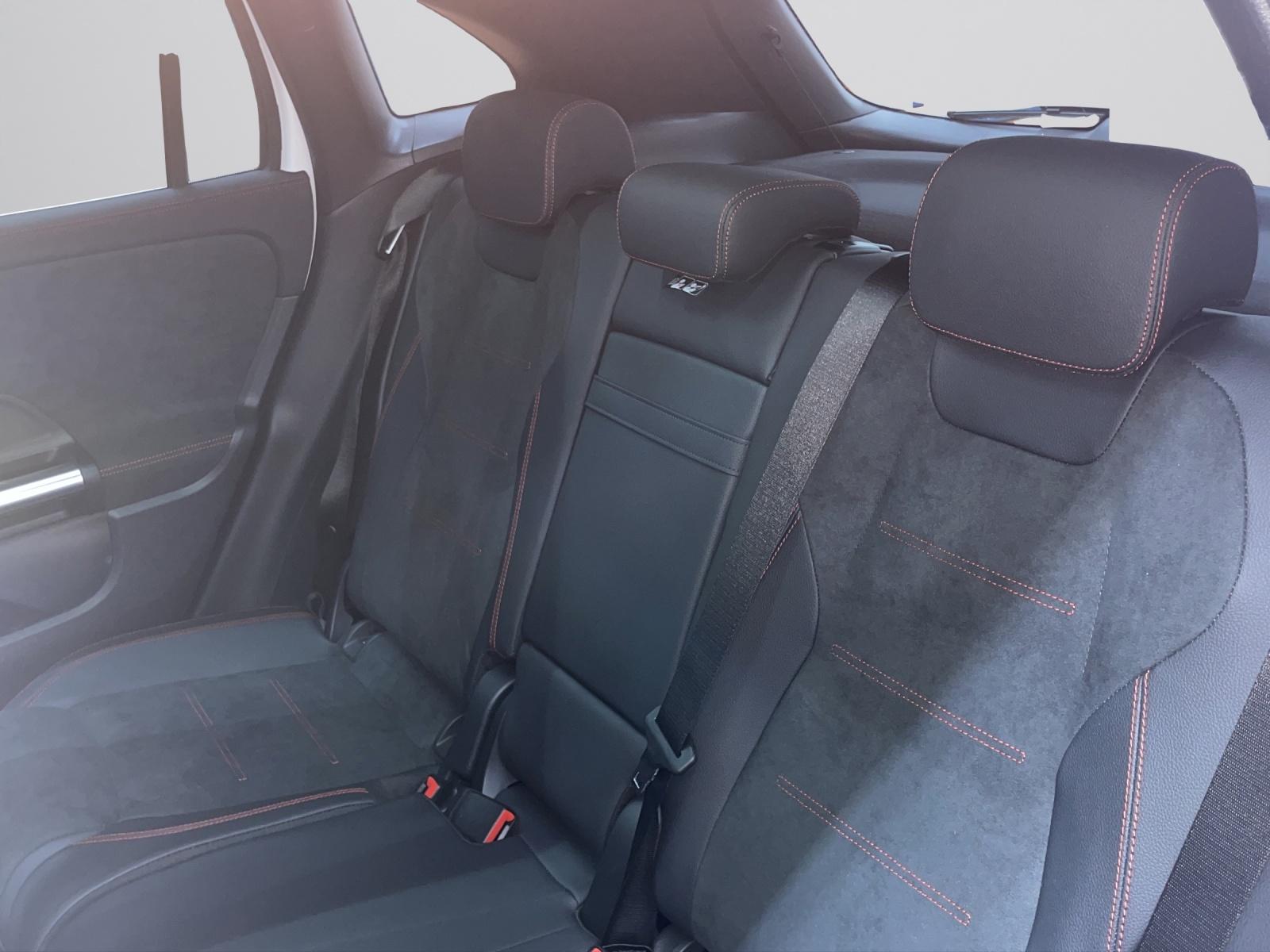 MERCEDES-BENZ GLA 250 e AMG Line-image-7