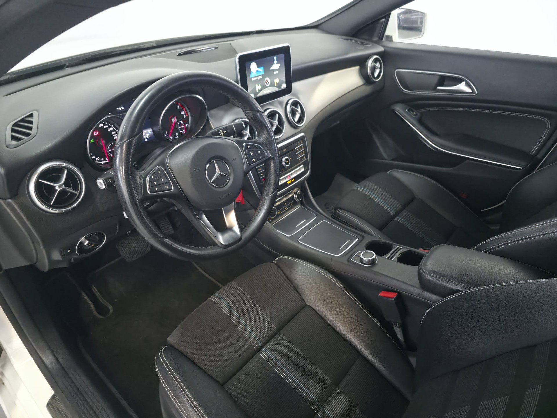 MERCEDES-BENZ CLA Shooting Br. 200 d Swiss Star Urban 4M 7G-DCT-image-18