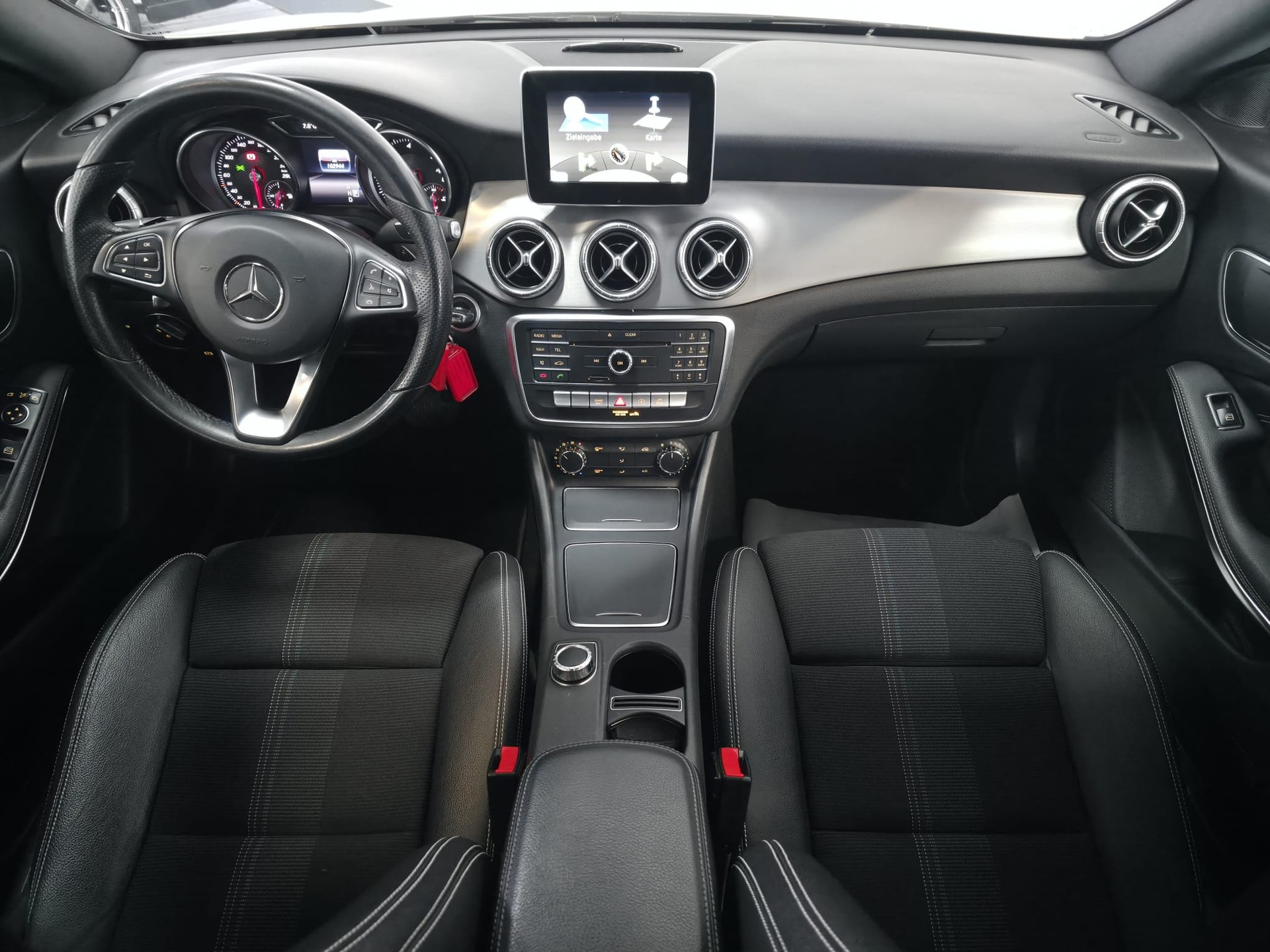 MERCEDES-BENZ CLA Shooting Br. 200 d Swiss Star Urban 4M 7G-DCT-image-17
