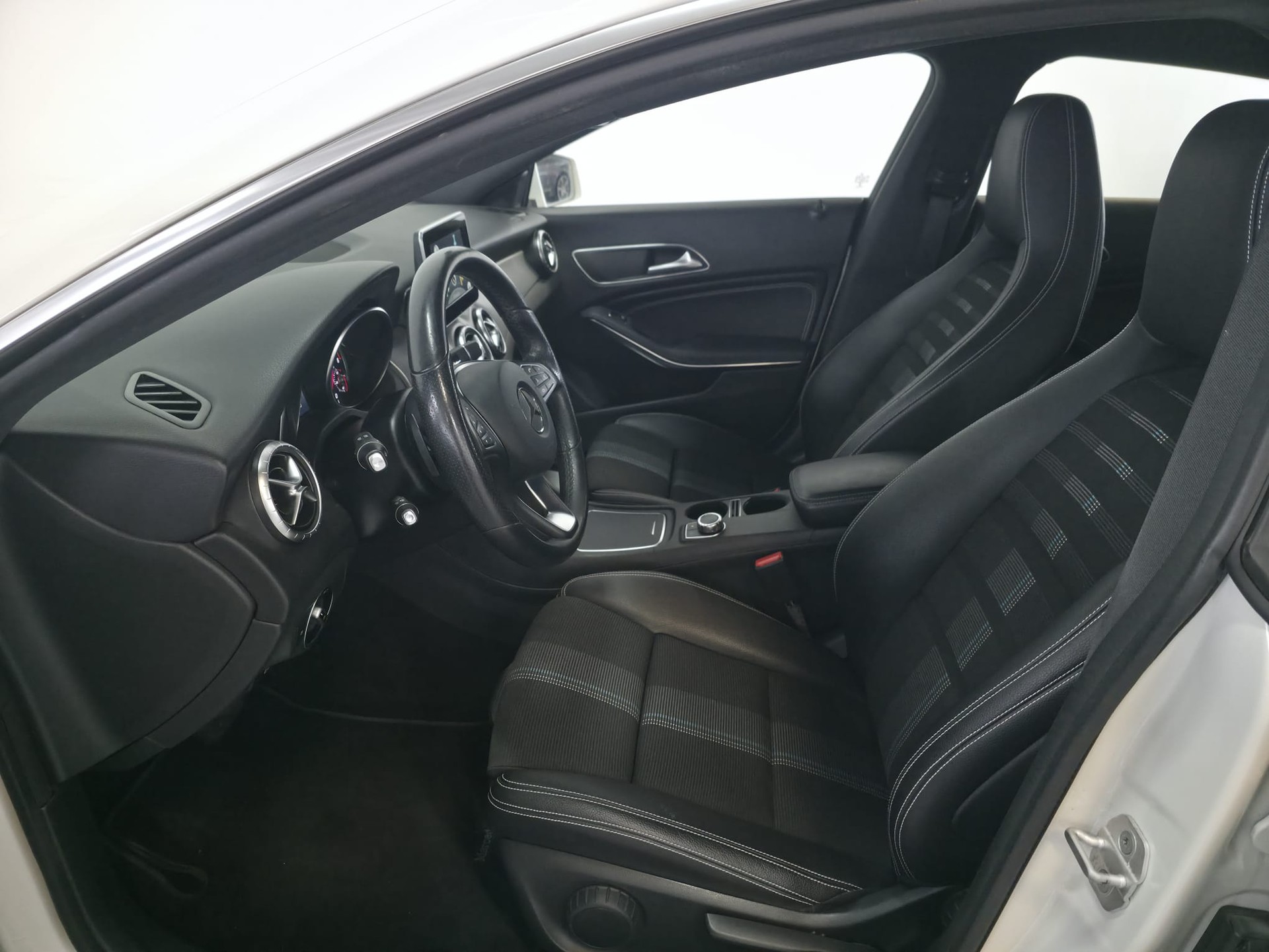 MERCEDES-BENZ CLA Shooting Br. 200 d Swiss Star Urban 4M 7G-DCT-image-20