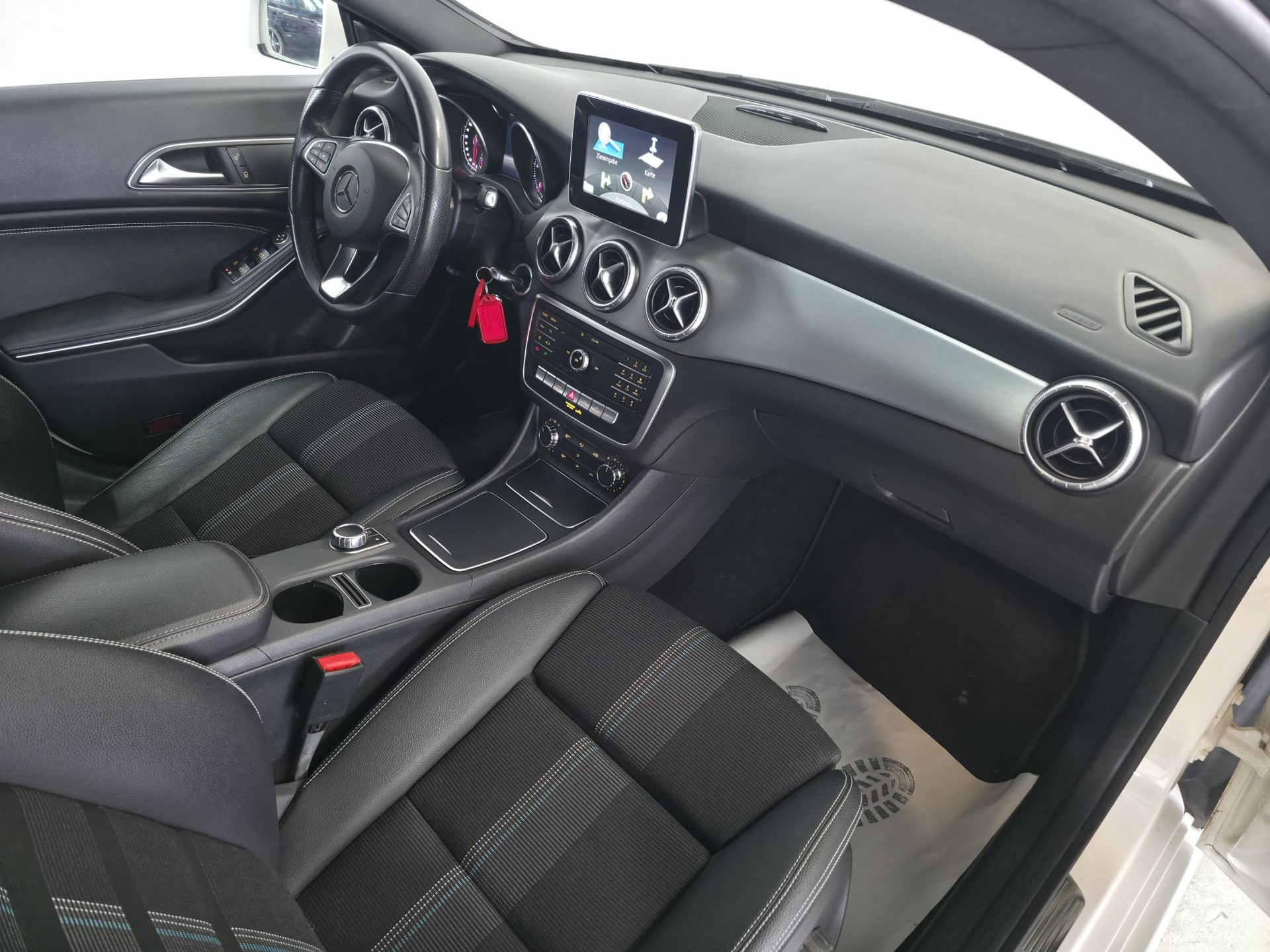 MERCEDES-BENZ CLA Shooting Br. 200 d Swiss Star Urban 4M 7G-DCT-image-19