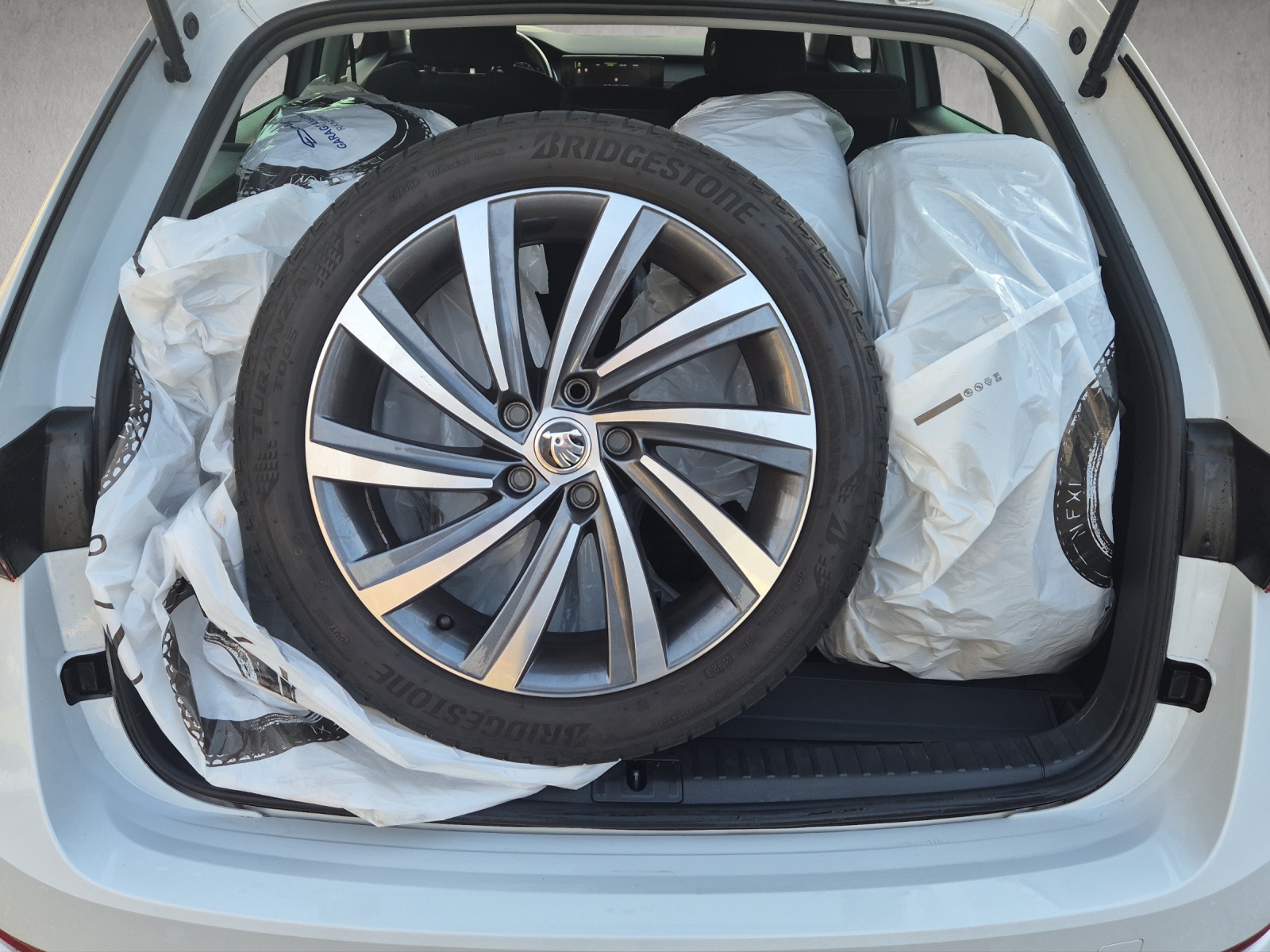 SKODA Octavia Combi 1.5 TSI mHEV DSG Style*Anhängerkupplung*-image-18
