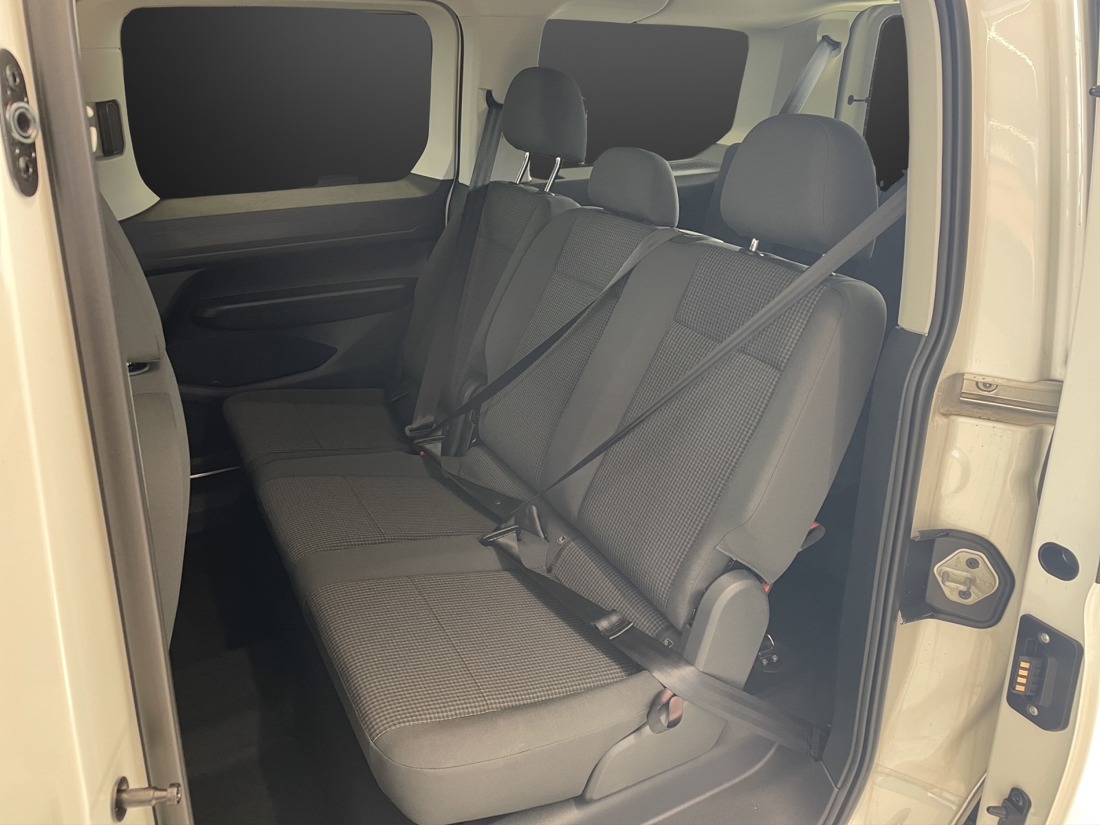 VW Caddy Maxi 2.0 TDI 4Motion-image-8