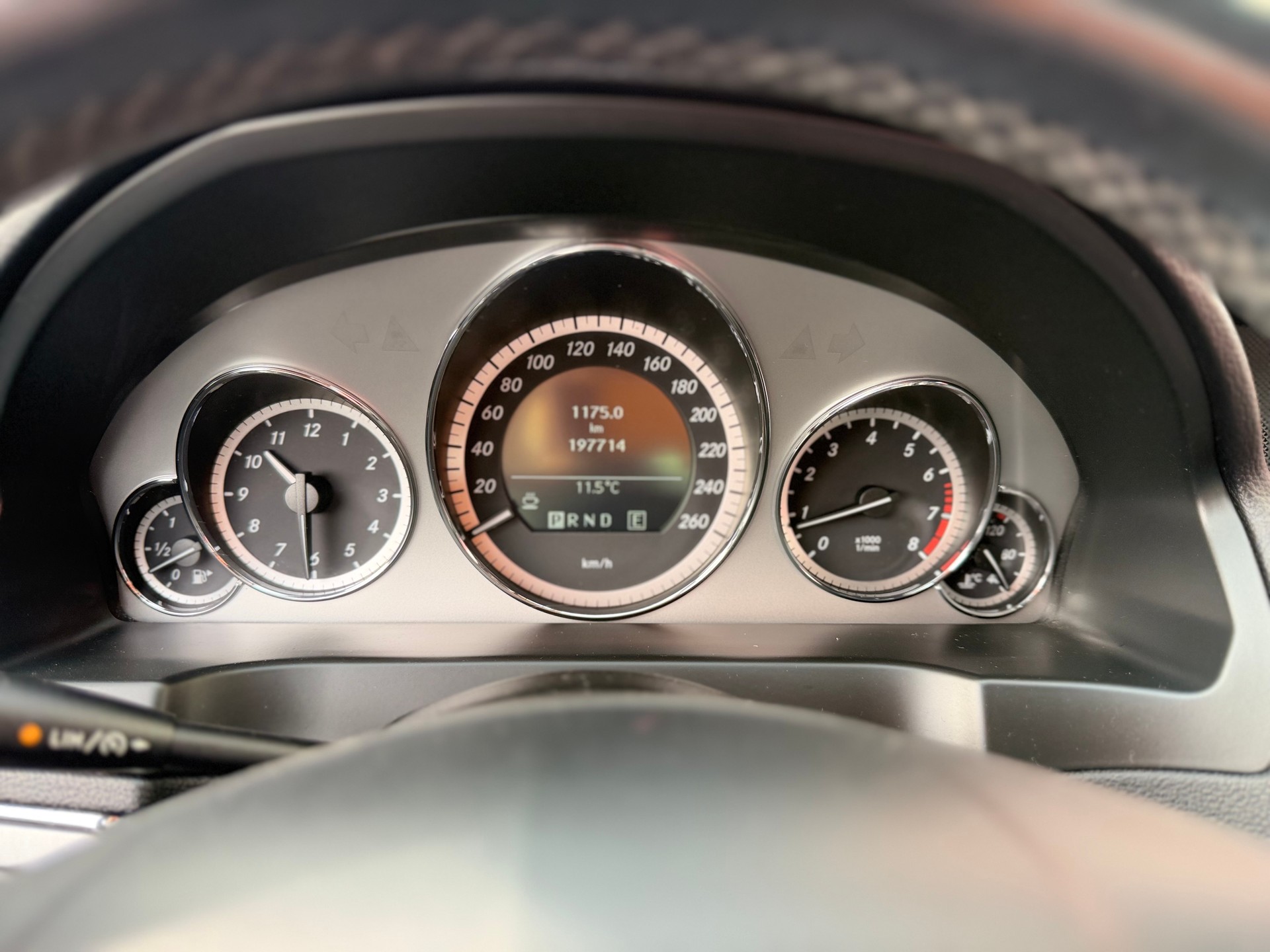 MERCEDES-BENZ E 200 CGI BlueEfficiency Automatic-image-9