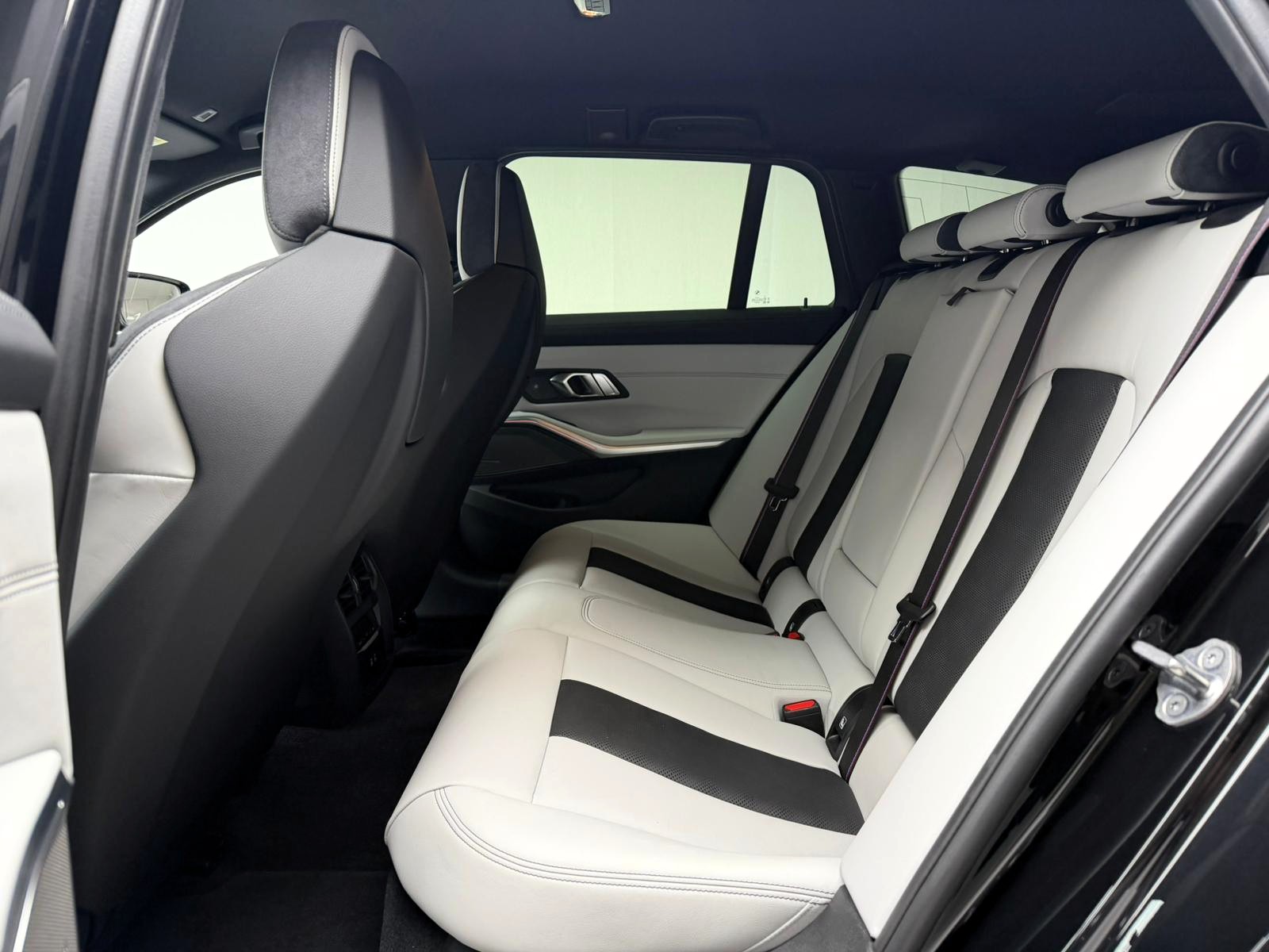 BMW M3 Touring xDrive Competition M-image-16