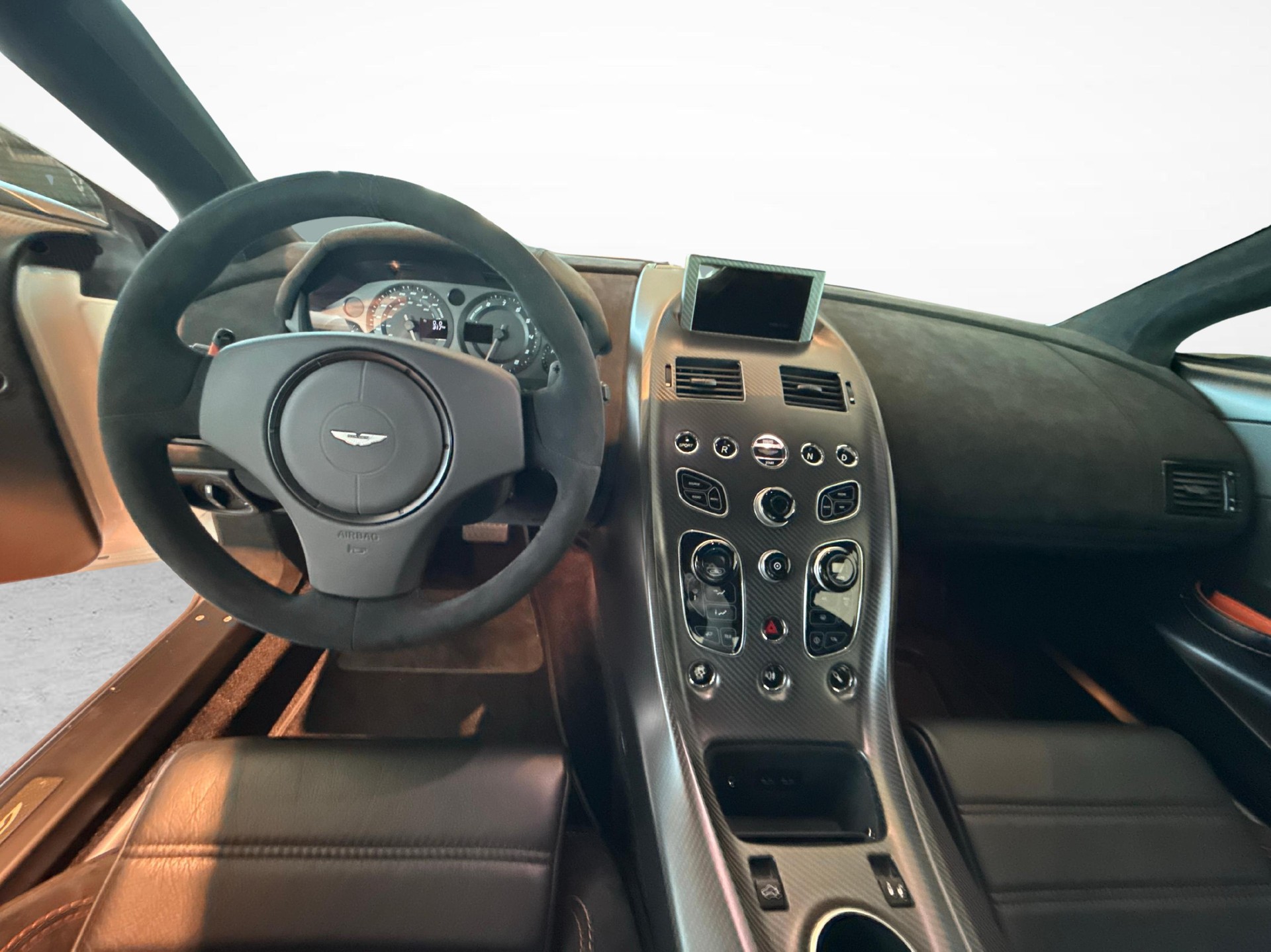 ASTON MARTIN GT12-image-6