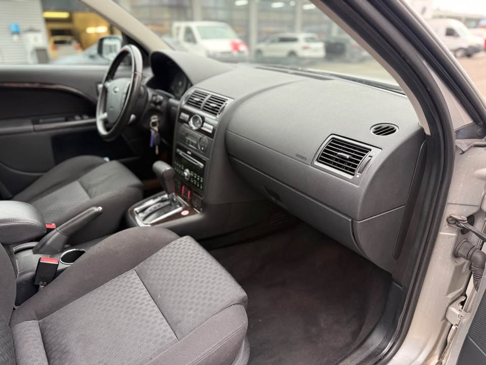 FORD Mondeo 2.0i 16V Ghia-image-9